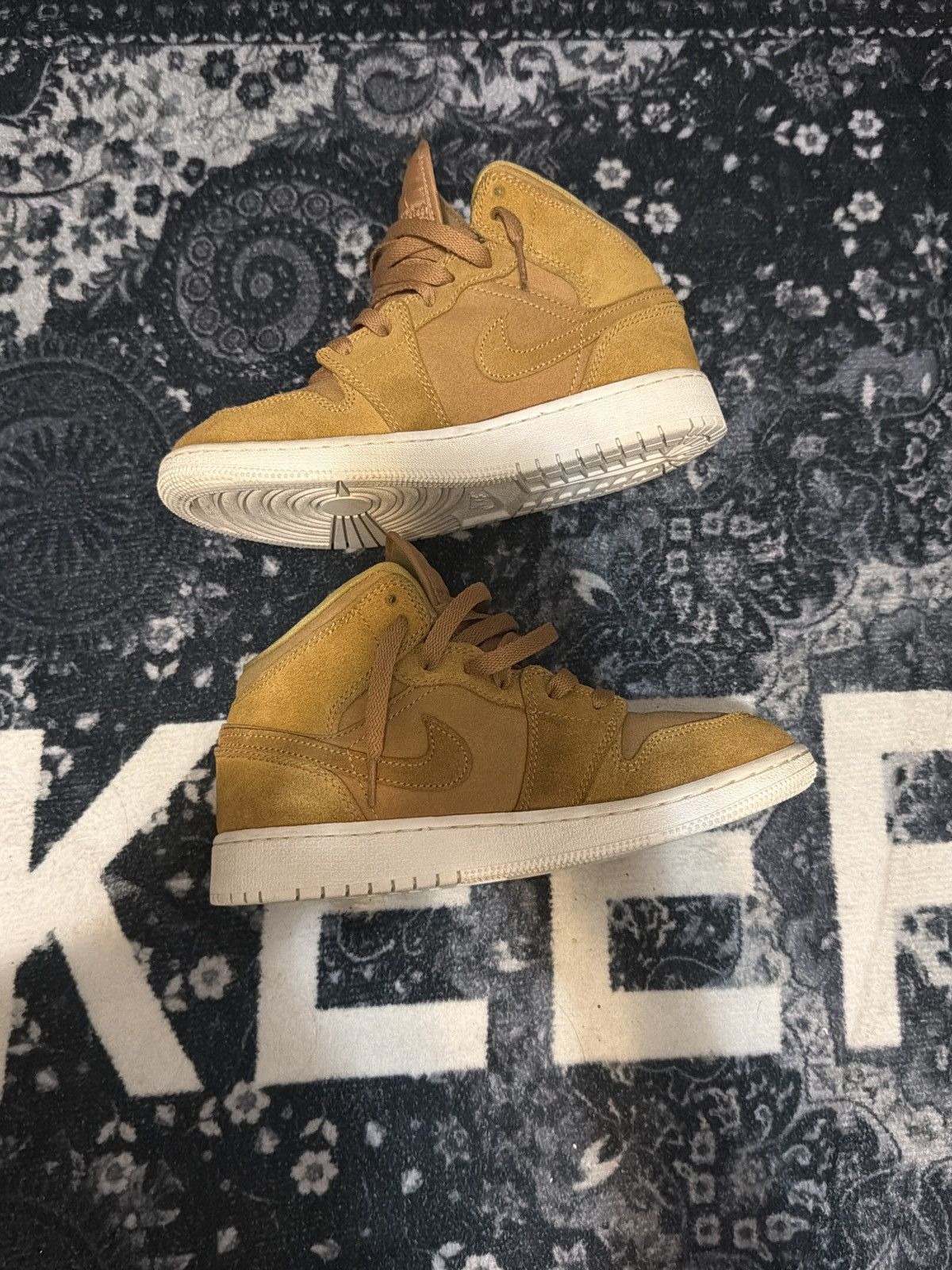 Jordan Brand Air Jordan 1 Retro Mid "Golden Harvest/Sail" Size US 5 / EU 37 - 3 Thumbnail