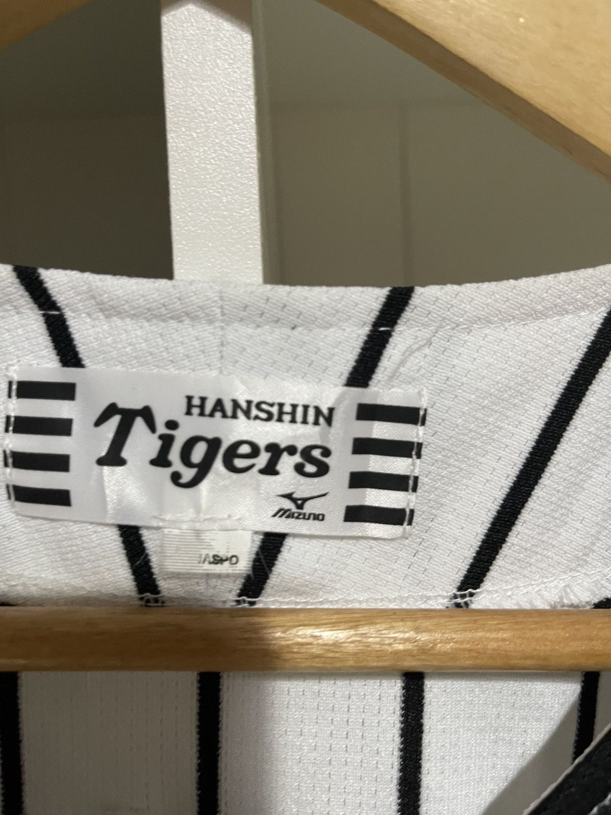 Mizuno Hanshin Tigers Size US L / EU 52-54 / 3 - 4 Thumbnail