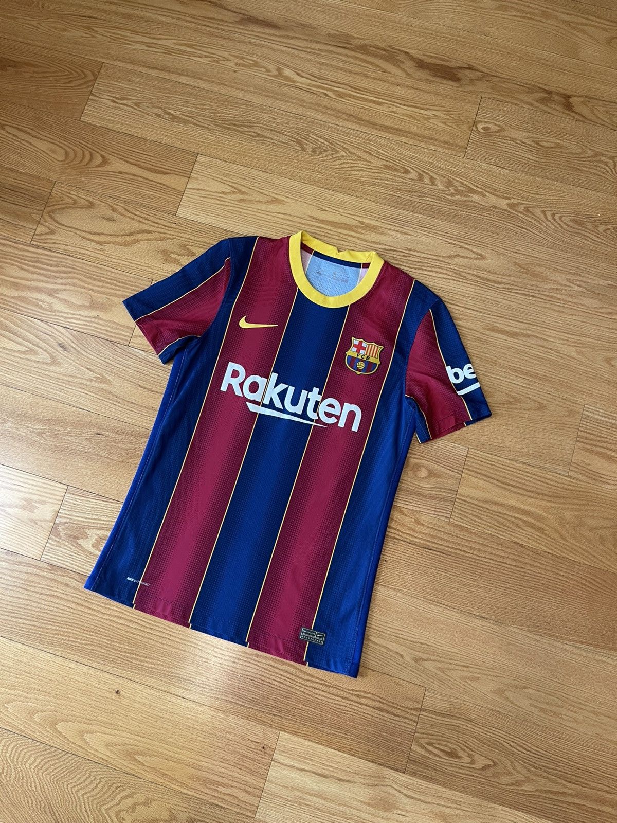 Nike Authentic FC Barcelona LIONEL MESSI 2020/21 home jersey Size US S / EU 44-46 / 1 - 2 Thumbnail