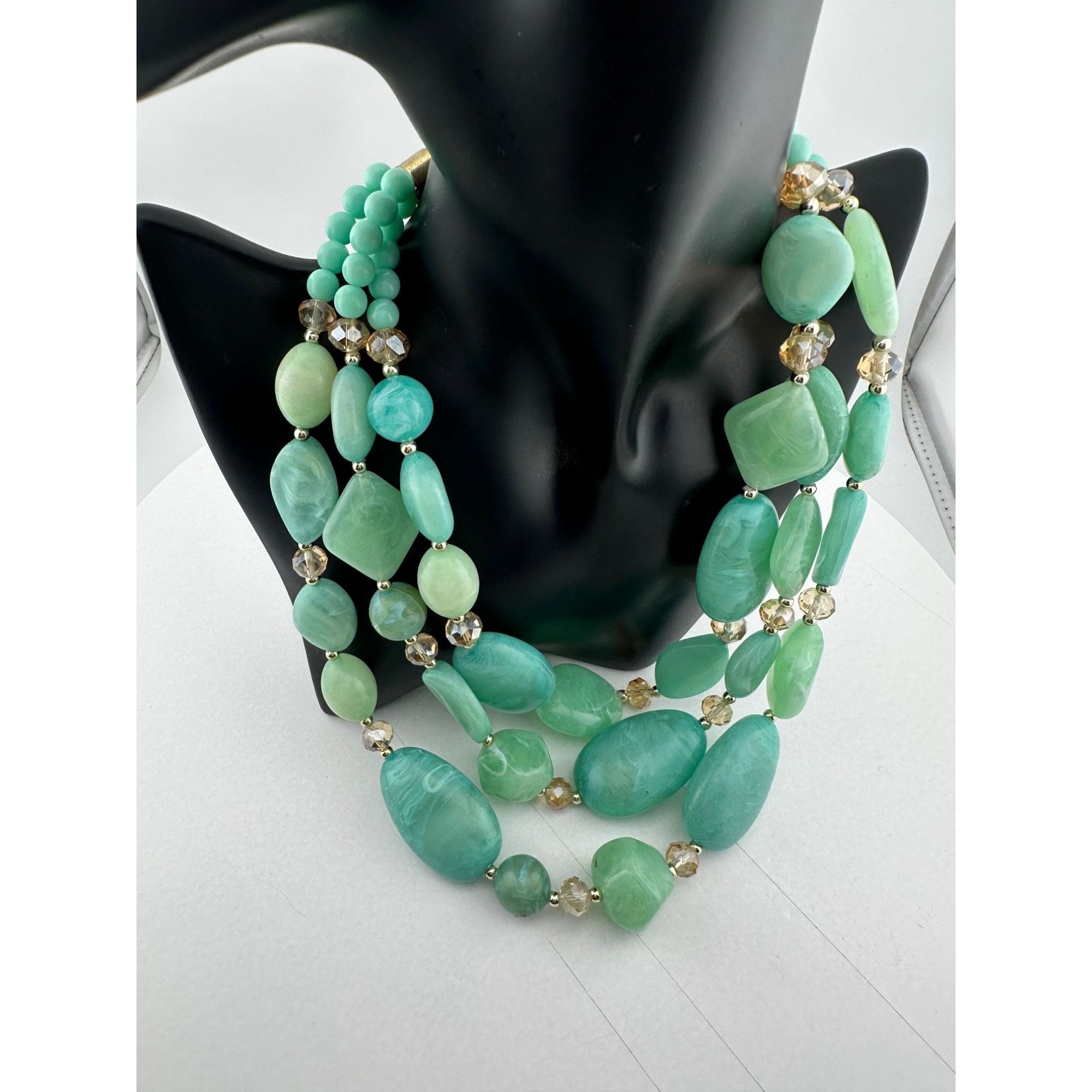 Other Vintage Beautiful Women's Chunky Three Strand Beaded Necklac Size ONE SIZE - 1 Thumbnail