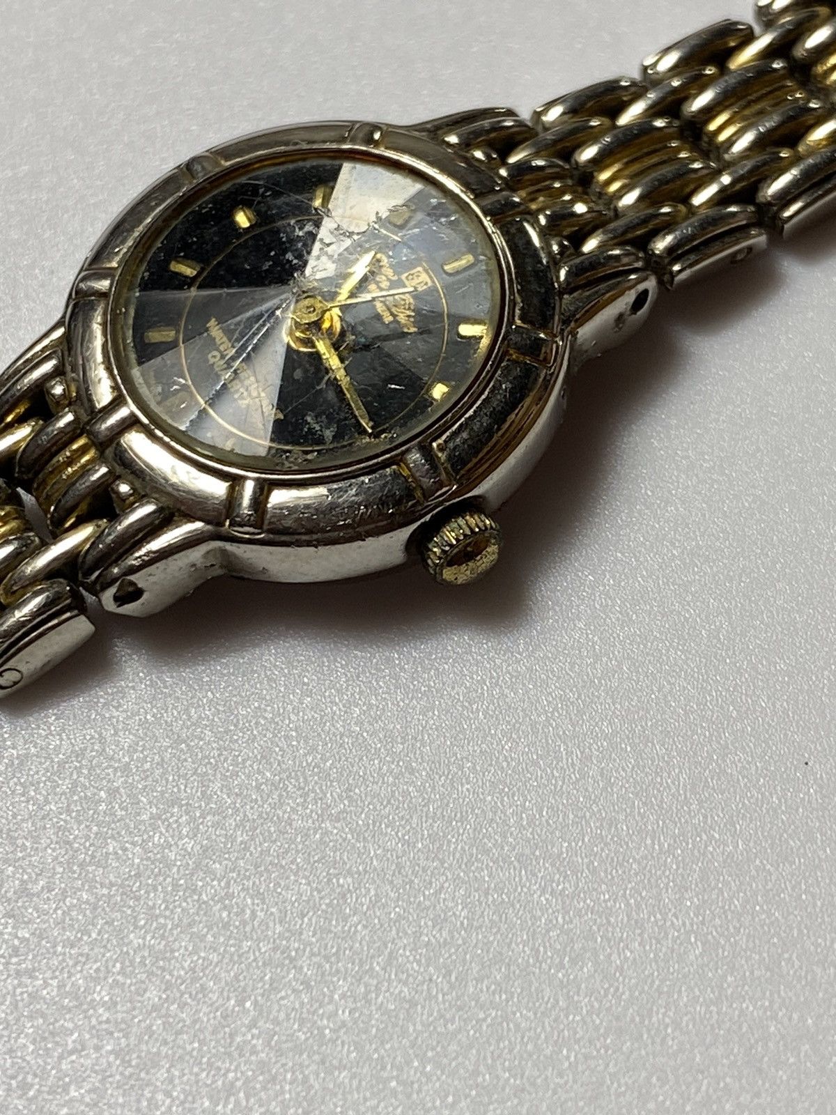 Japanese Brand Vintage Gold-Tone Bracelet Watch - Elegant Design Size ONE SIZE - 3 Thumbnail