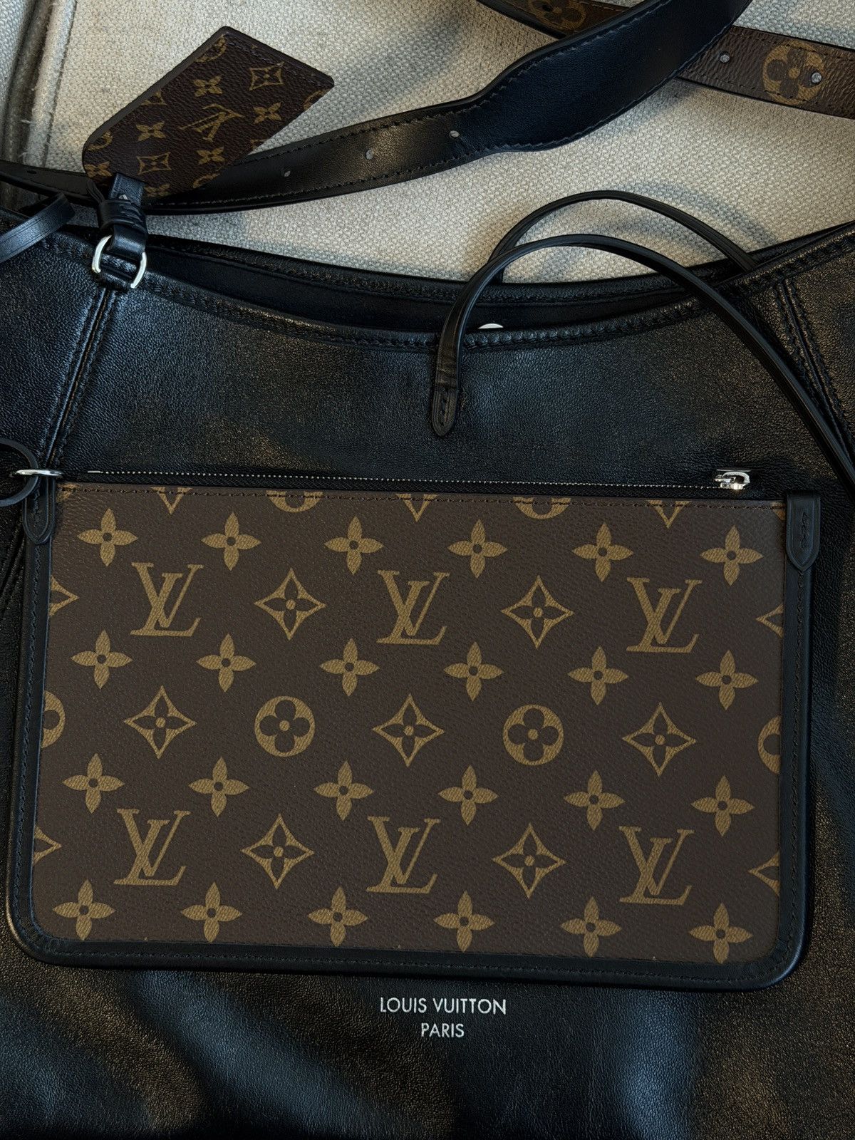 Louis Vuitton Louis Vuitton Carry All Vibe MM Black Shoulder Bag Size ONE SIZE - 10 Thumbnail