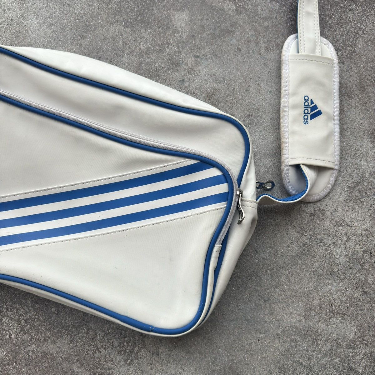 Adidas × Vintage Adidas Y2K Vintage Crossbody Bag Size ONE SIZE - 3 Thumbnail