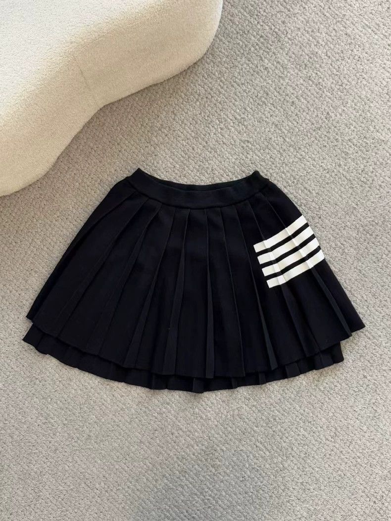 Thom Browne Thom browne Black four-striped pleated skirt 2504-Nextarrow Size 25" / US 0 / IT 36 - 1 Thumbnail