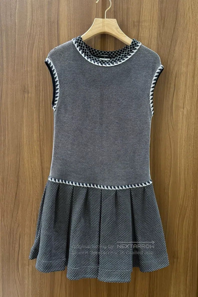 Chanel Chanel Black and white knitted dress Size XS / US 0-2 / IT 36-38 - 1 Thumbnail