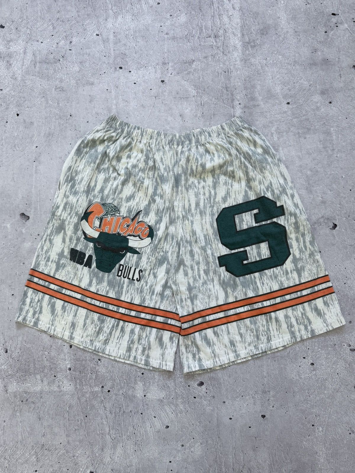 Vintage Vintage 90s Chicago Bulls All Over Print Shorts Size US 32 / EU 48 - 4 Thumbnail