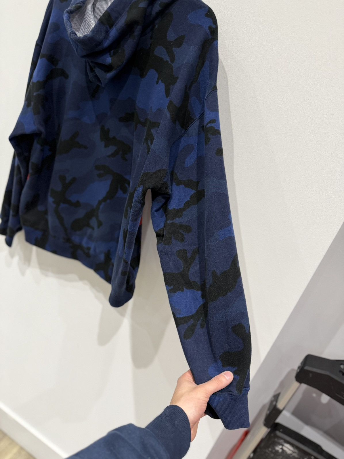 Valentino Valentino Camo V Logo Print Hoodie Navy Size: M Size US M / EU 48-50 / 2 - 8 Thumbnail
