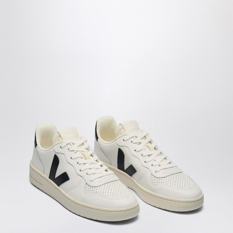 Veja Sneaker V-10 In White And Black Leather
