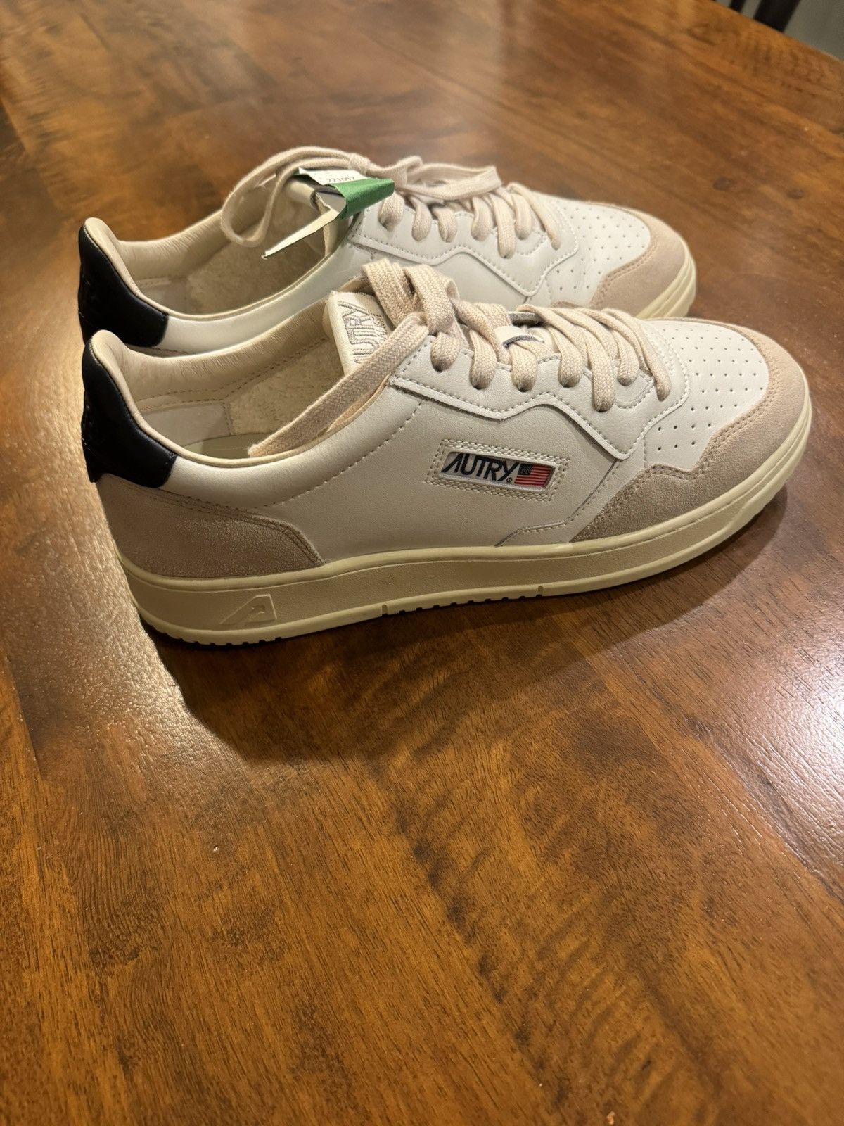 image of Autry Mens Medalist Low Sneakers in White (Size 11)