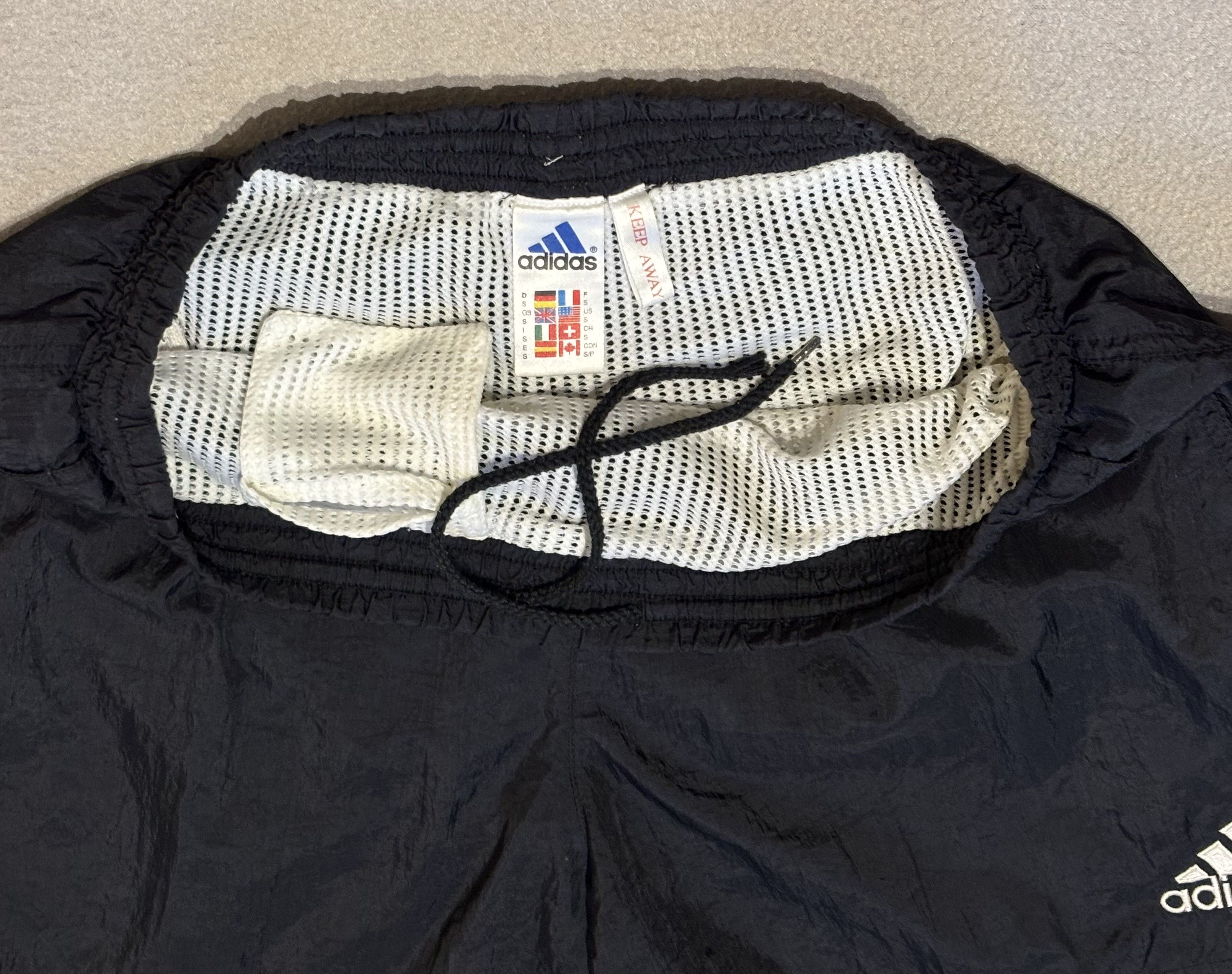 Adidas Adidas vintage sports shorts size S Size US 30 / EU 46 - 13 Thumbnail