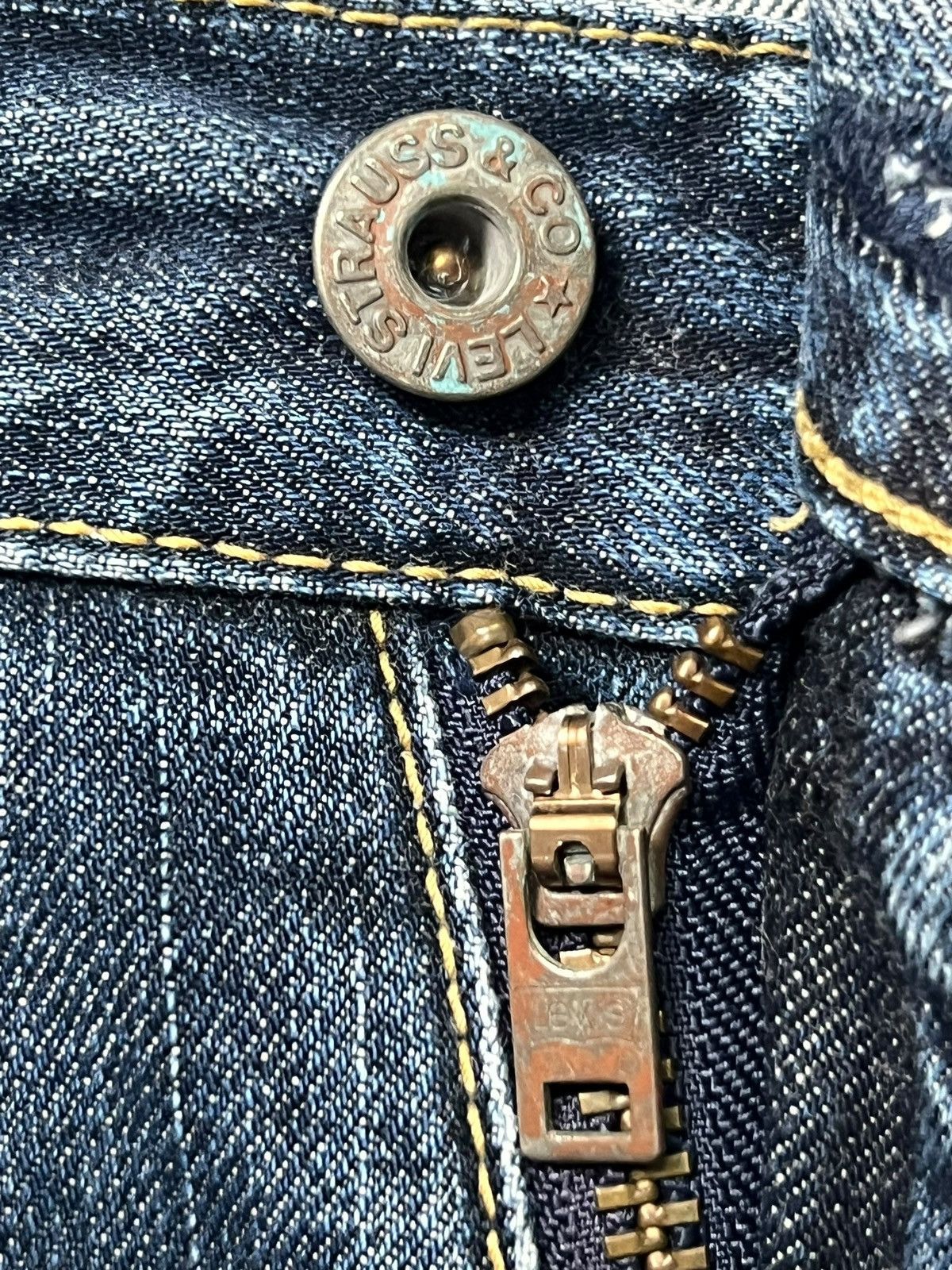 Vintage 05 Levi’s 502 Japan - Faded Wash Jeans