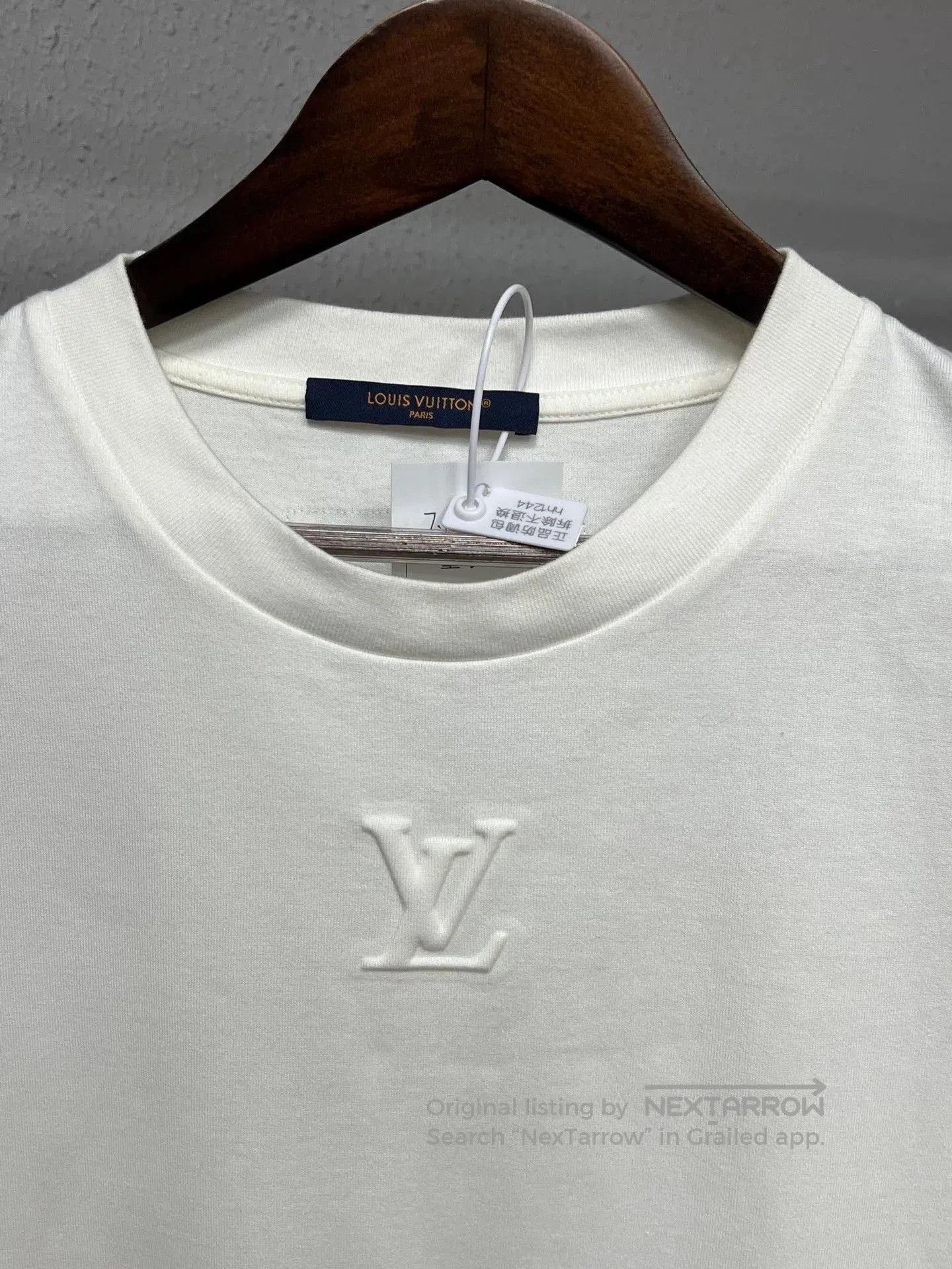 Louis Vuitton louis vuitton white embossed logo short sleeve. Size US XL / EU 56 / 4 - 3 Thumbnail