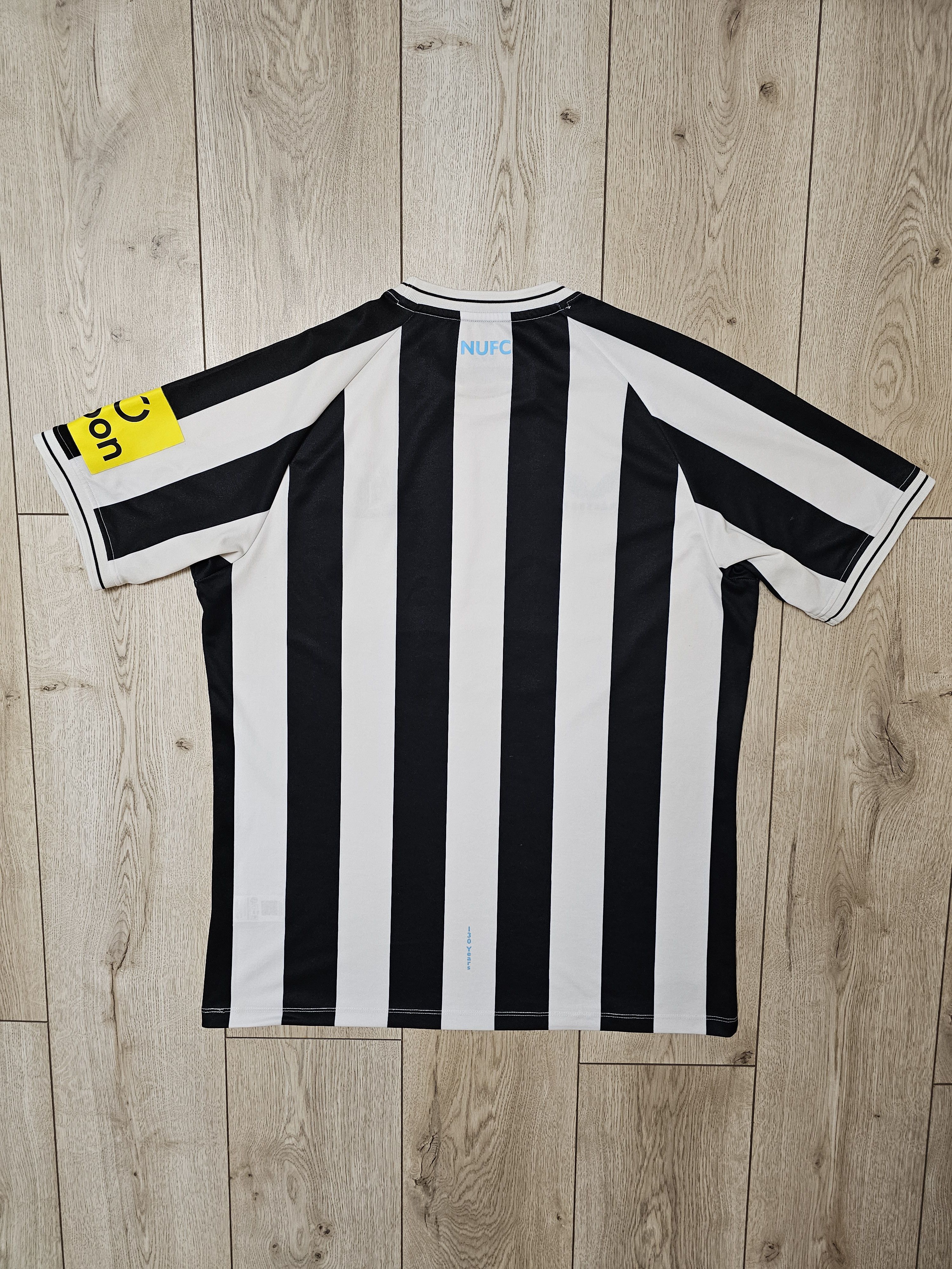 Other NEWCASTLE UNITED 2022 2023 HOME FOOTBALL SHIRT SOCCER JERSEY Size US XL / EU 56 / 4 - 2 Thumbnail