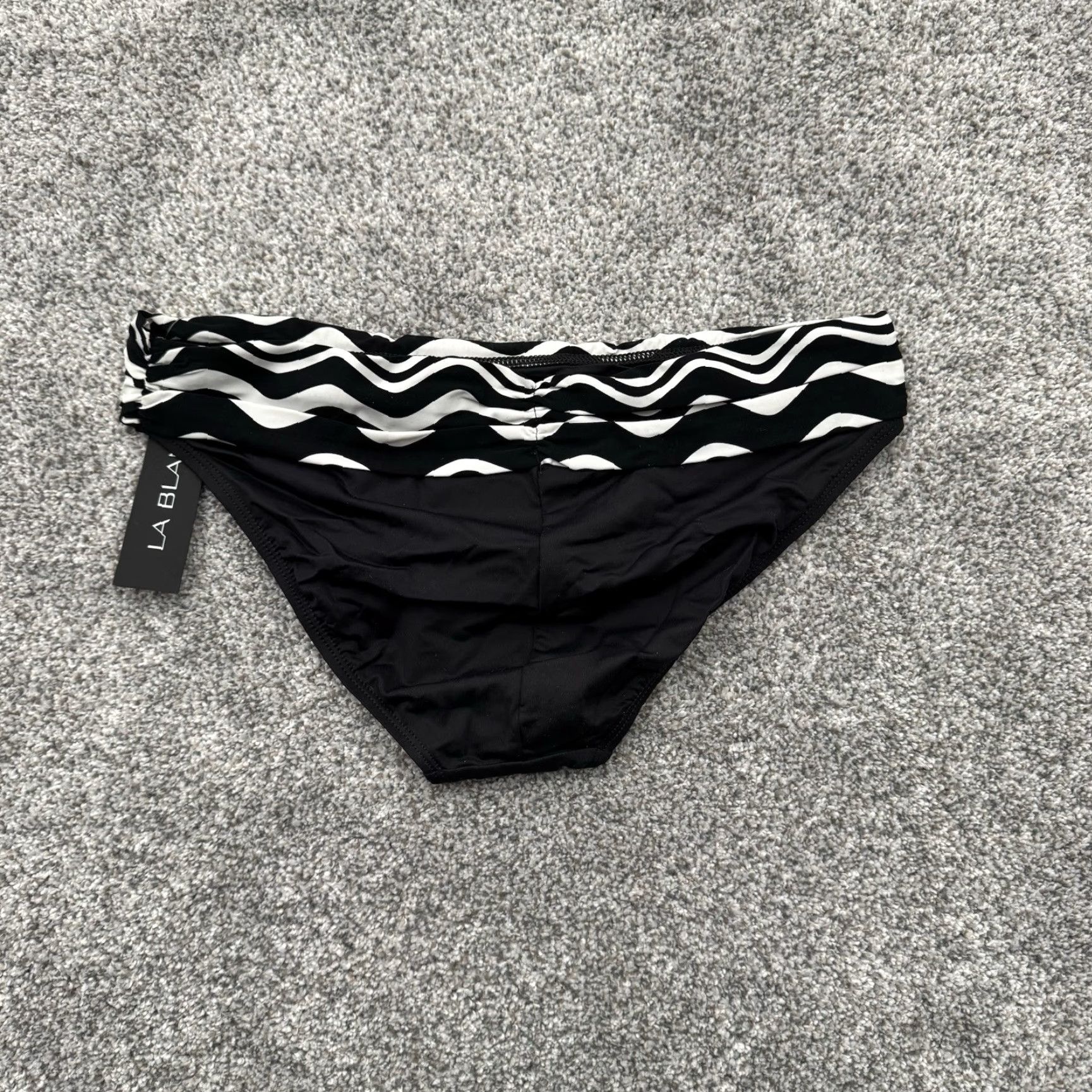 Vintage La Blanca Bikini Bottom 6 Swim Resort Coastal Chic Abstract Wave Ruched Classic Women Black Nylon Bikini Bottom Style Classic 6 Women Bikini Bottom Size 28" / US 6 / IT 42 - 5 Thumbnail