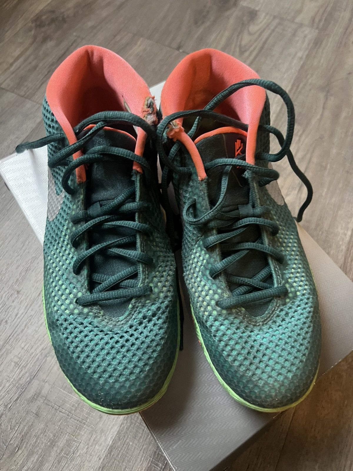 Nike Kyrie1 (gs) Size US 7 / EU 40 - 2 Thumbnail