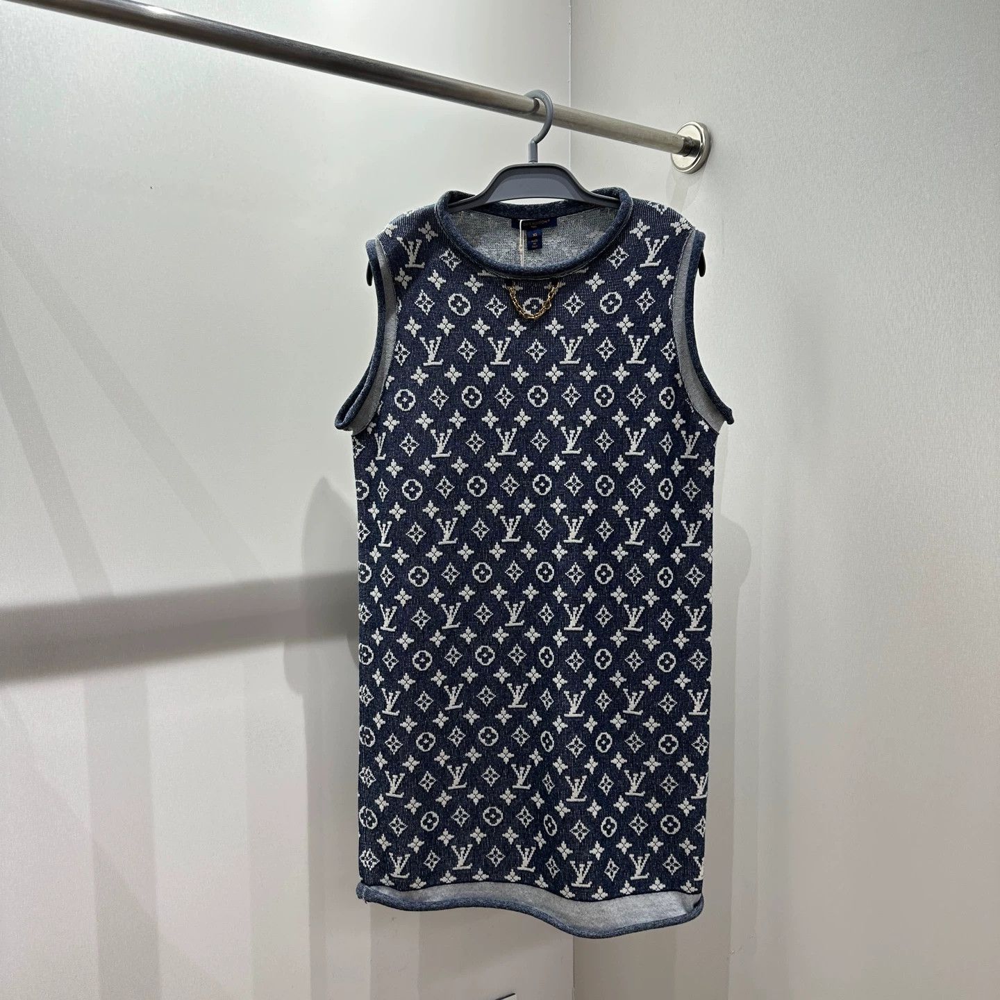 Louis Vuitton LV 24SS Monogram Gold Chain Sleeveless Wool XS Dress Size XS / US 0-2 / IT 36-38 - 1 Thumbnail