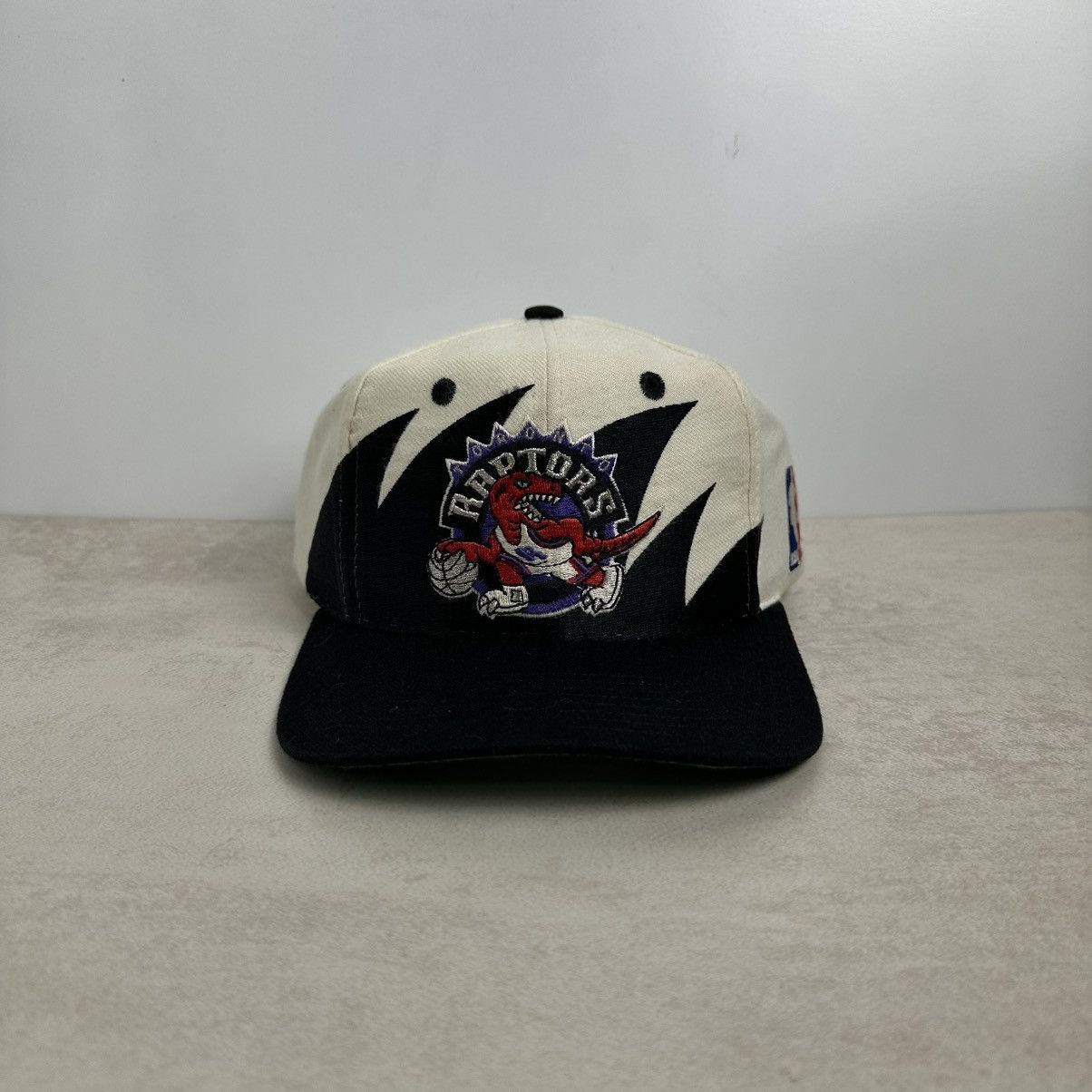 Logo Athletic × NBA × Vintage Vintage 90s Shark Tooth Toronto Raptors Gen 1 Hat Size ONE SIZE - 1 Thumbnail