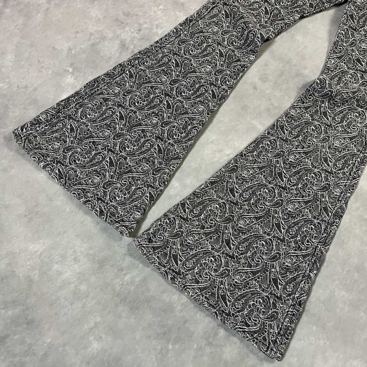 Japanese Brand Japanese Paisley Flared Denim – Y2K Rock Star Bell Bottoms Size US 27 - 3 Thumbnail