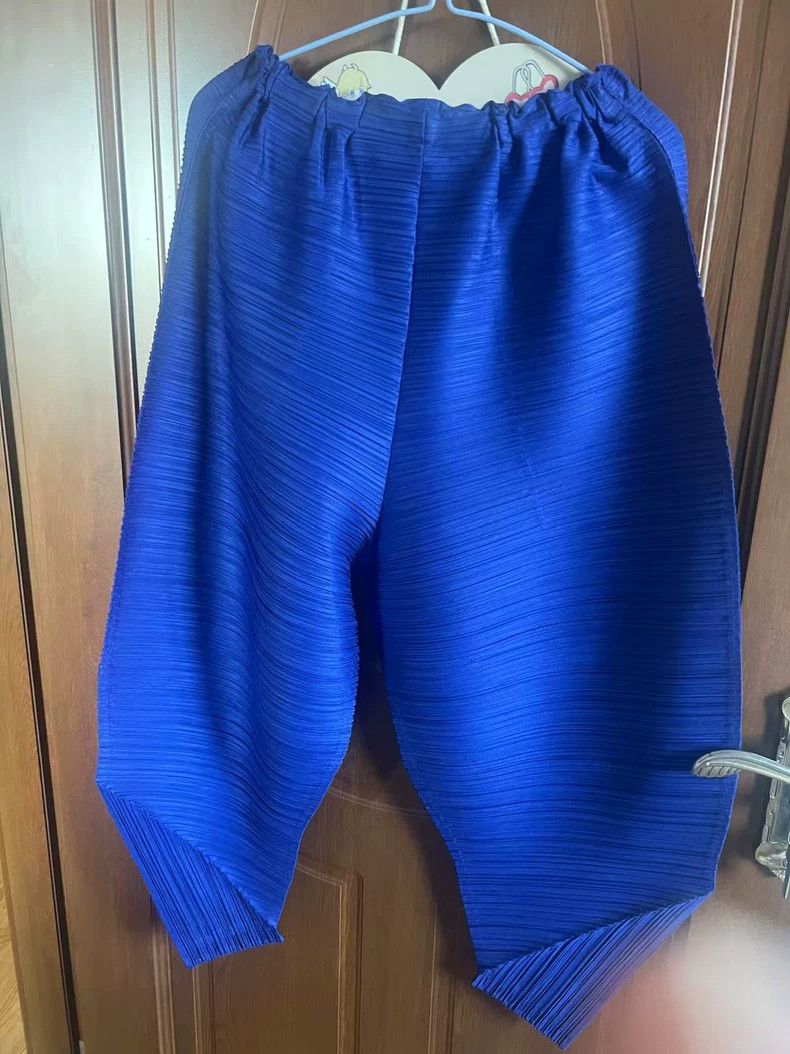 Issey Miyake Issey Miyake size:3 Dark blue pleated chicken leg pants Size 31" - 2 Thumbnail