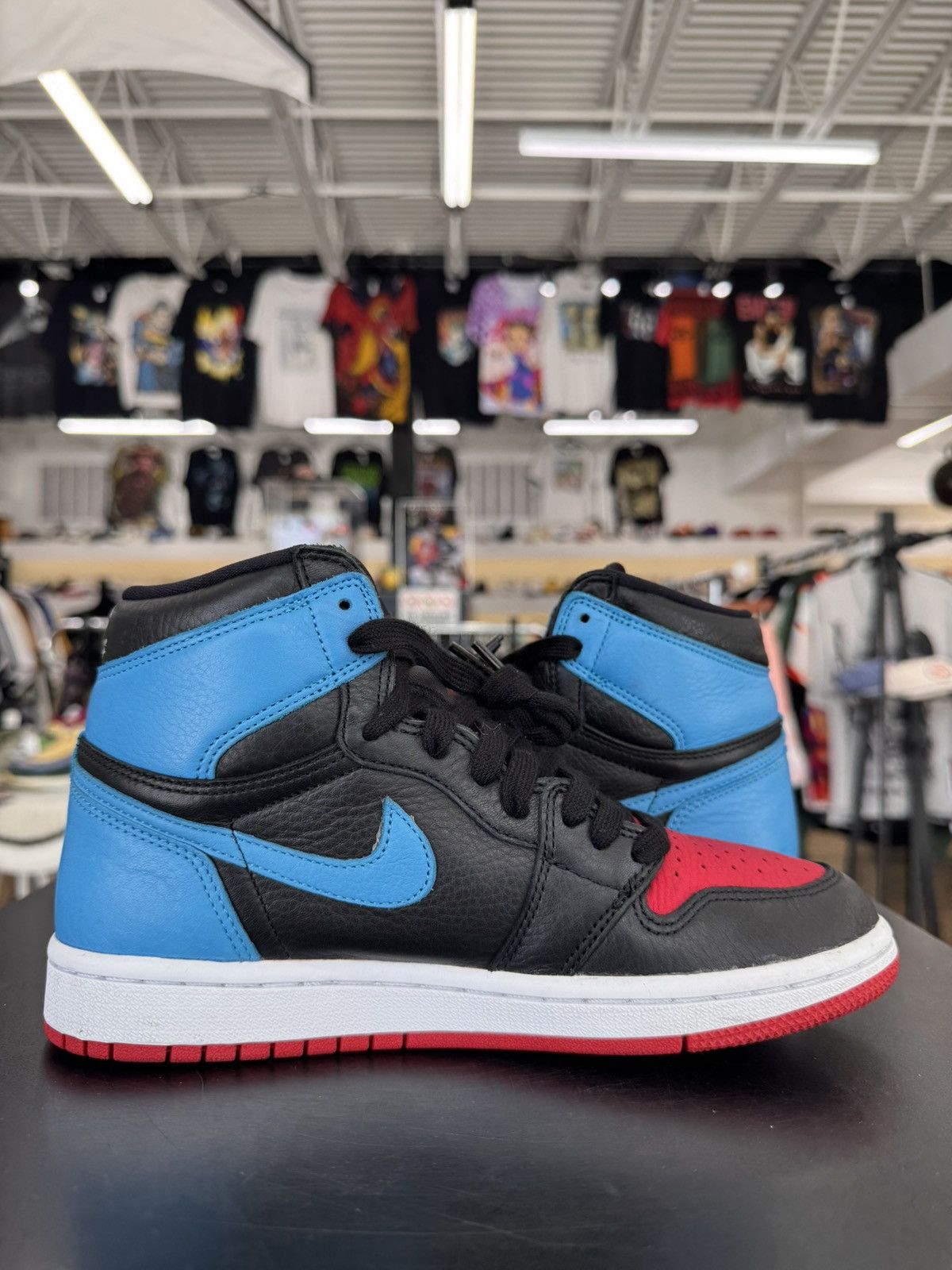 Jordan Brand Air Jordan 1 Retro High NC to Chi Size 6.5W/5M (2020) Size US 5 / EU 37 - 3 Thumbnail
