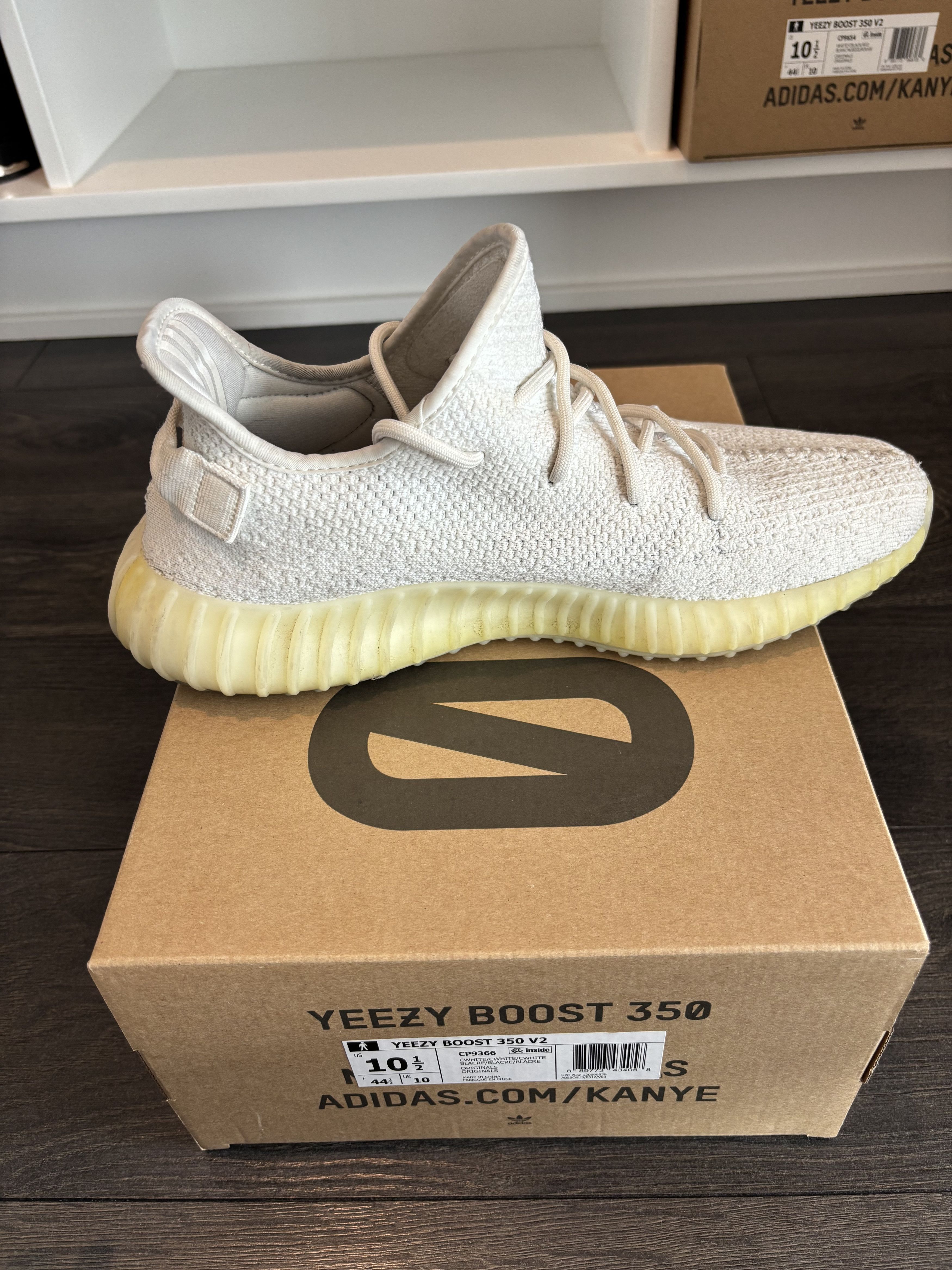Yeezy Yeezy Boost 350 V2 Triple White Size US 10.5 / EU 43-44 - 3 Thumbnail