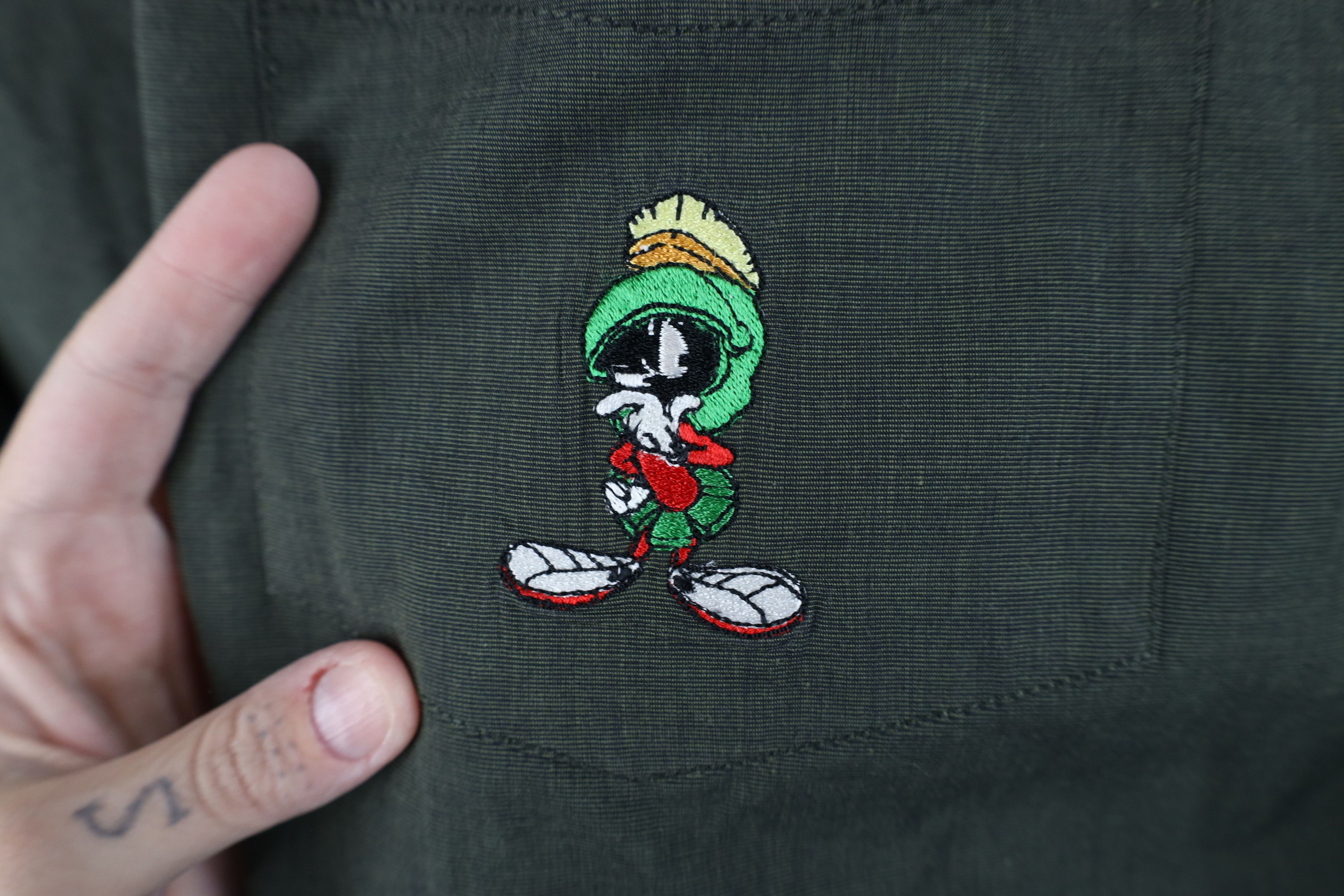Vintage Vintage 90s Warner Bros Looney Tunes Martian Button Shirt Size US L / EU 52-54 / 3 - 4 Thumbnail