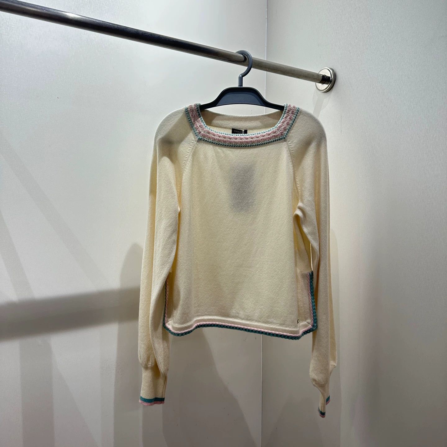 Chanel Chanel feb384 colorblocked logo knit sweater 36 Size XS / US 0-2 / IT 36-38 - 1 Thumbnail