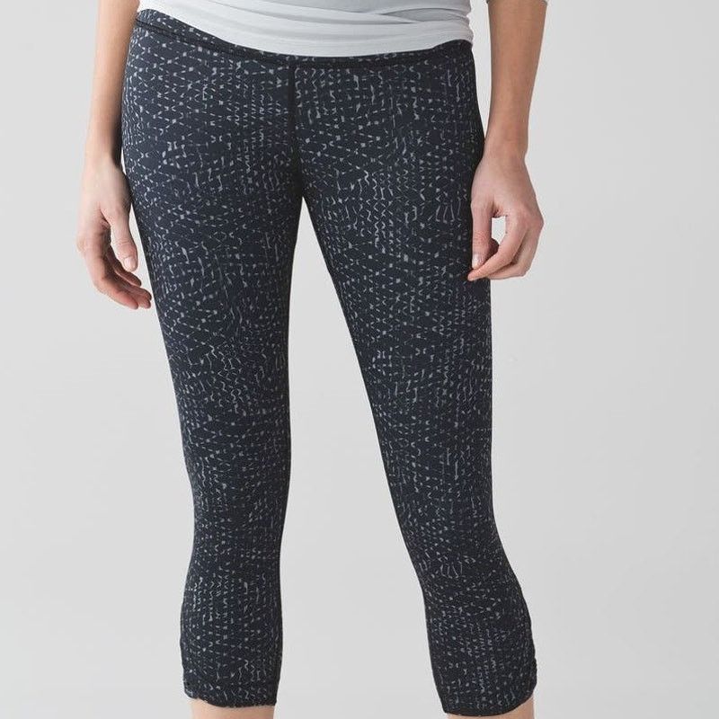 Lululemon EUC Lululemon True Self Crop II Pants Sz. 6 Battleship Black Size 28" / US 6 / IT 42 - 5 Thumbnail