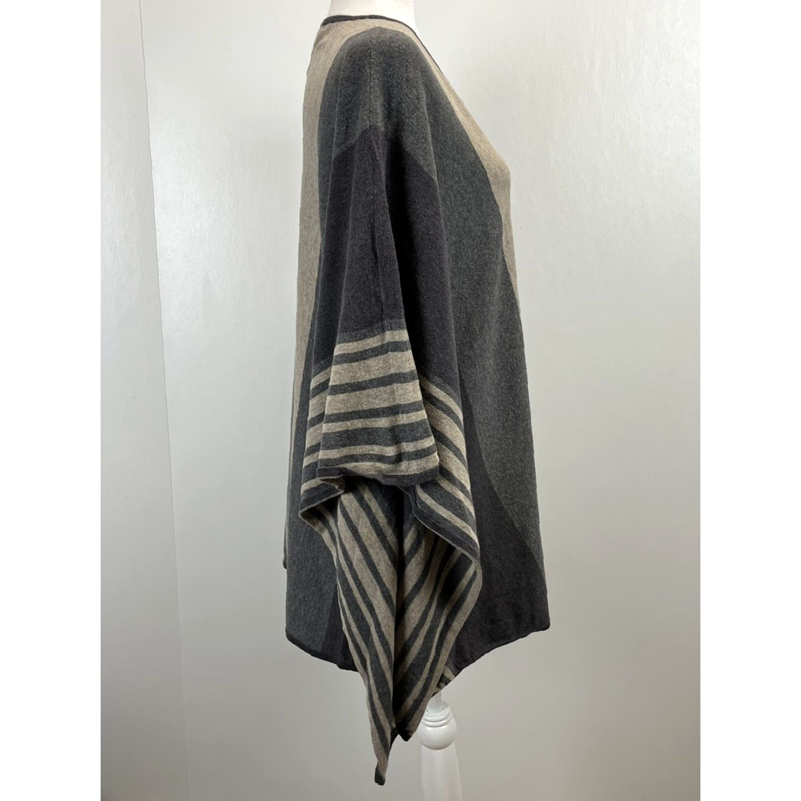 Vintage Cabi 909 Horizon Oversized Vneck Poncho Sweater Sz M VGUC Coastal Women Grey Brown Tan V-Neck Poncho Sweater M Womens Size M / US 6-8 / IT 42-44 - 2 Thumbnail