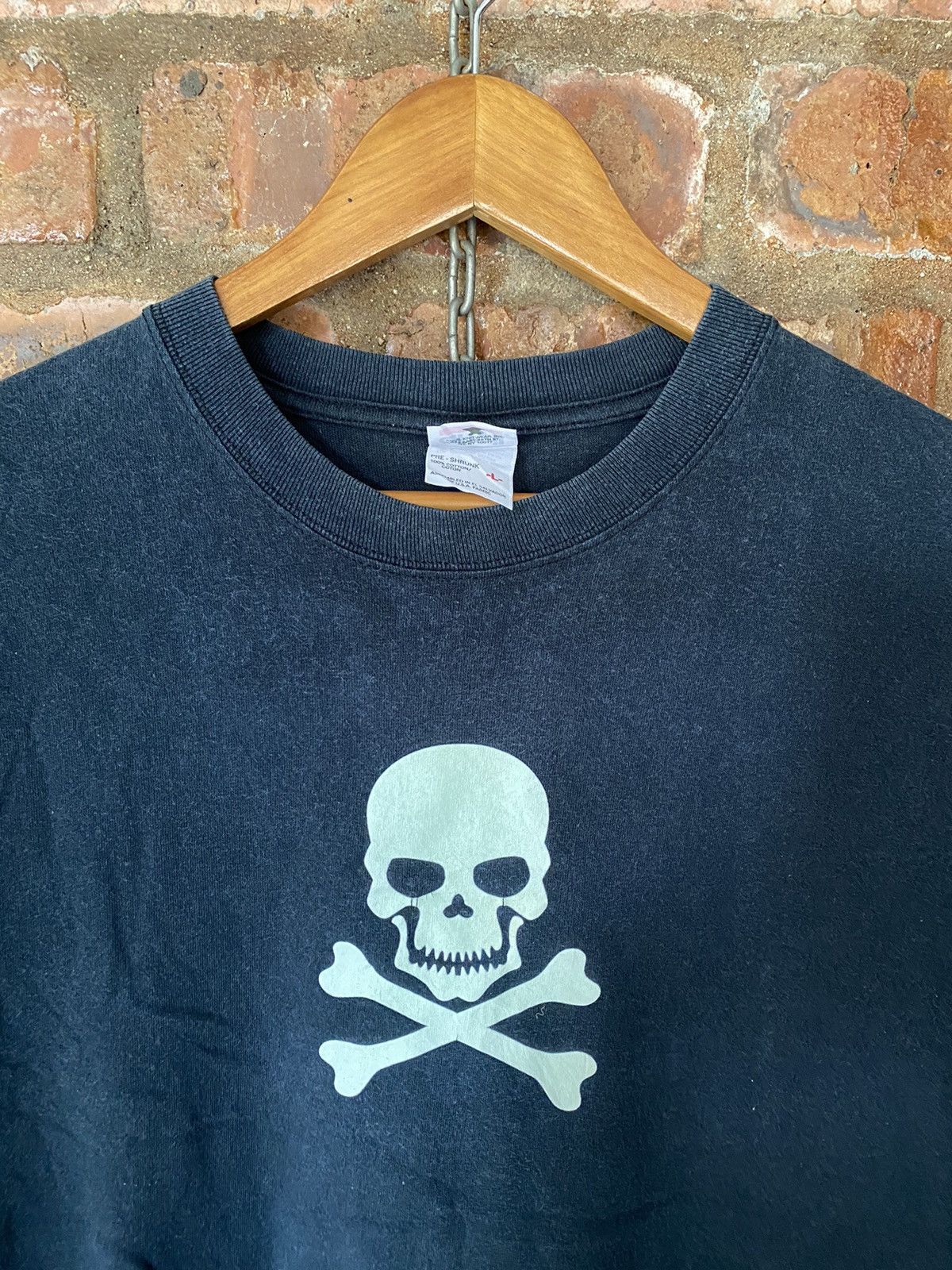 Vintage 1990s Skull and Cross bones Anvill tee Size US L / EU 52-54 / 3 - 3 Thumbnail
