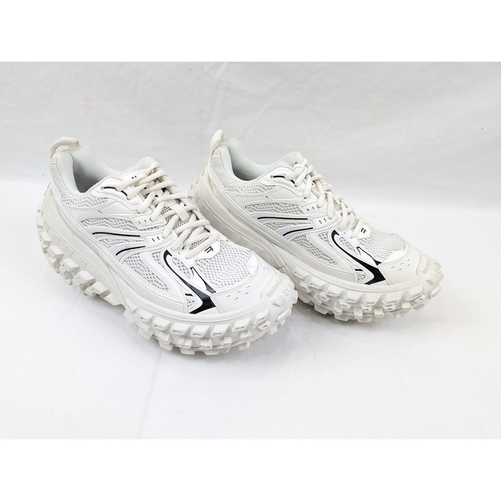 Balenciaga o1rshd1 Contrast Defender Bouncer in Eggshell/Black 46 Size US 13 / EU 46 - 13 Thumbnail