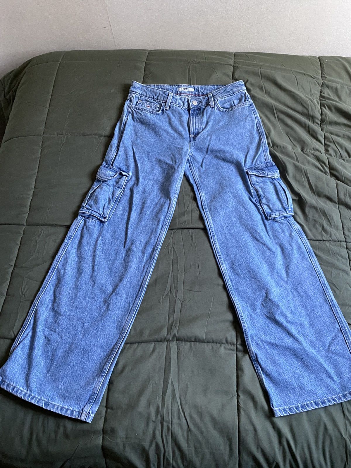Tommy Hilfiger × Tommy Jeans Women’s Tommy Hilfiger Low rise wide leg cargo jeans Size 27" / US 4 / IT 40 - 1 Thumbnail