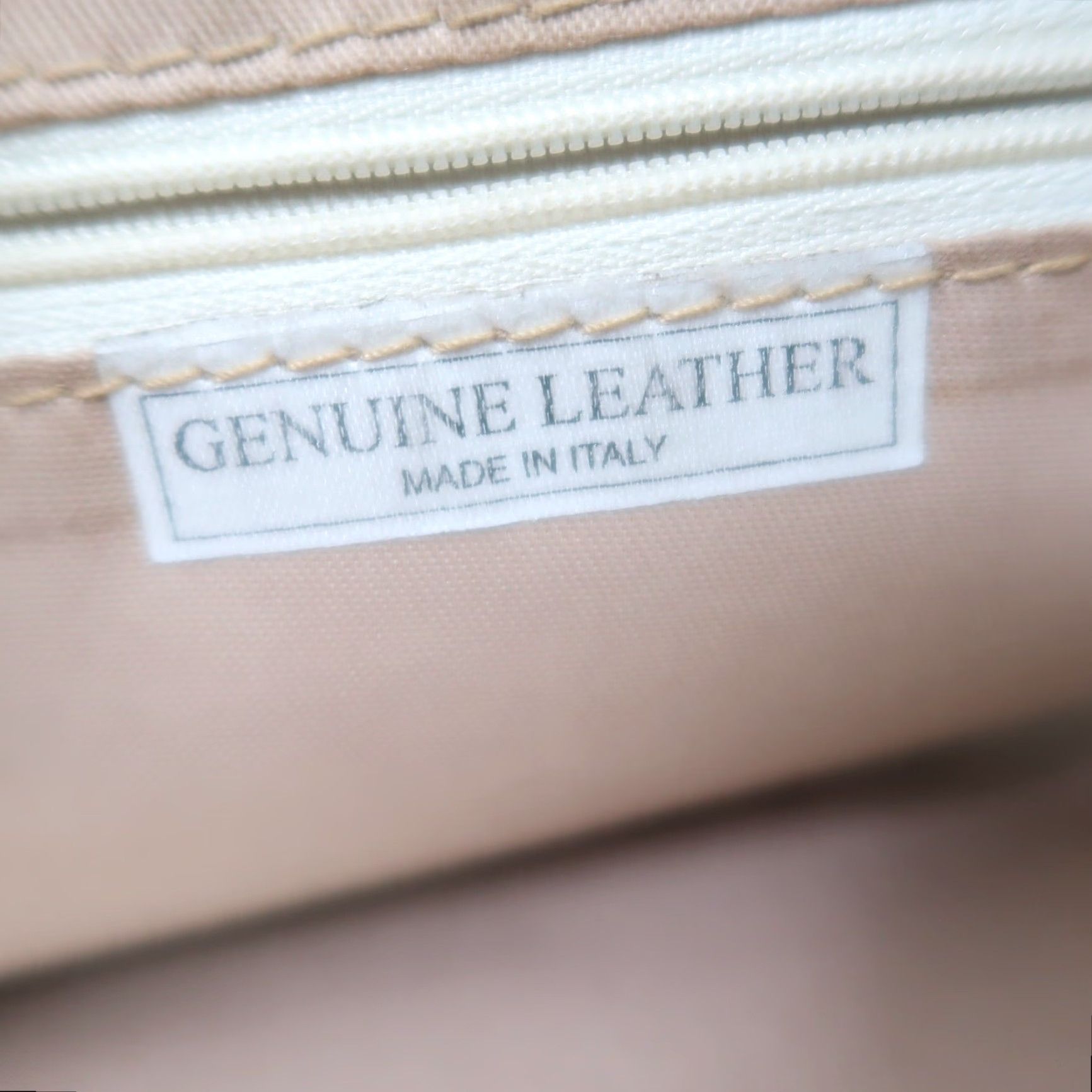 Vintage VINTAGE Light Grey Leather Crossbody Bag Purse Made in Italy Gray Leather Small Women Zip Crossbody Casual 10" 7" Size ONE SIZE - 5 Thumbnail
