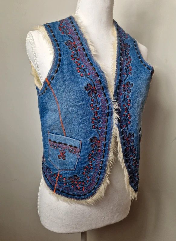 Vintage Vintage y2k faux fur folk vest Size S / US 4 / IT 40 - 2 Thumbnail