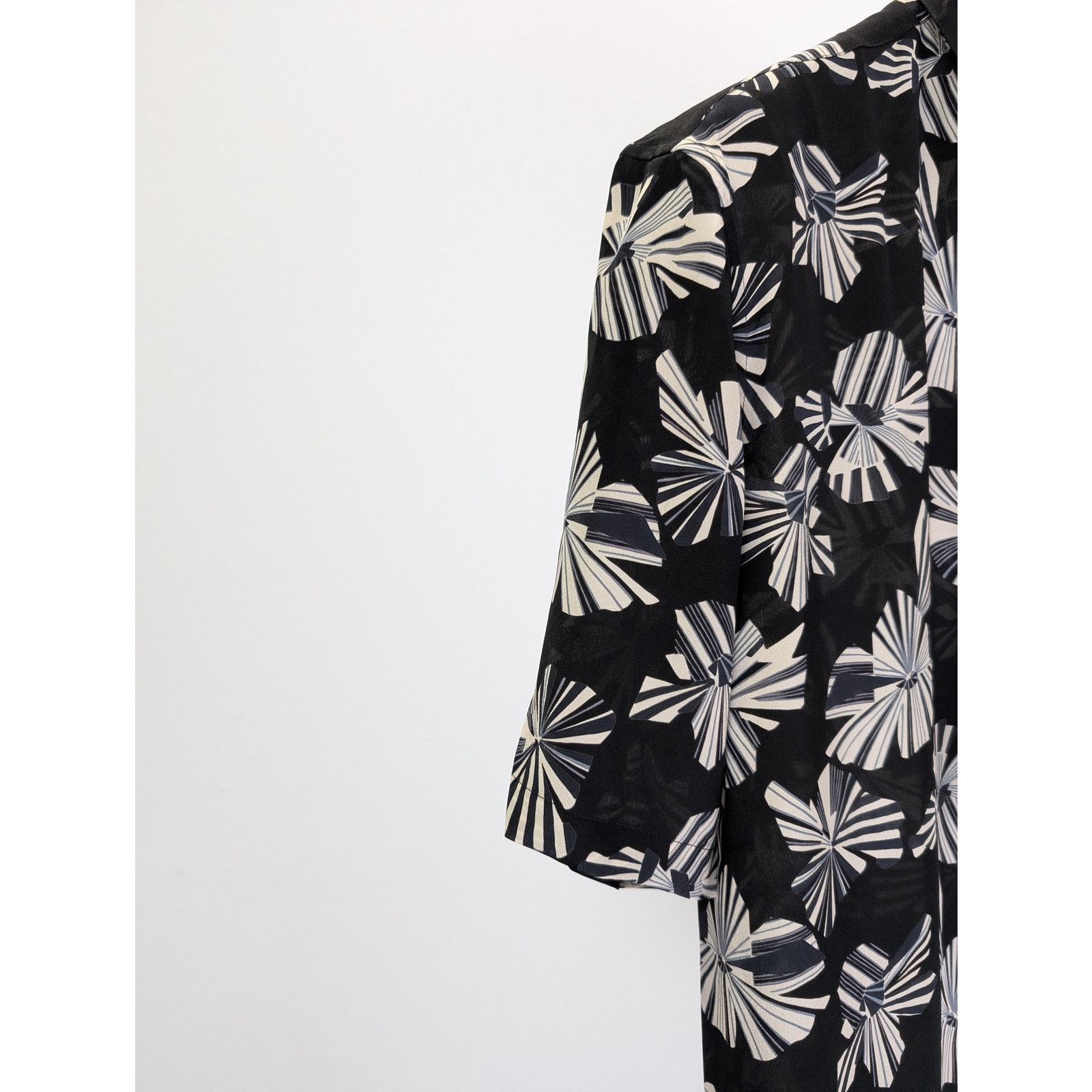 Saint Laurent Paris o1rshd1 Imprime Fleur Origami Half sleeve Shirt in Noir Size US S / EU 44-46 / 1 - 2 Thumbnail