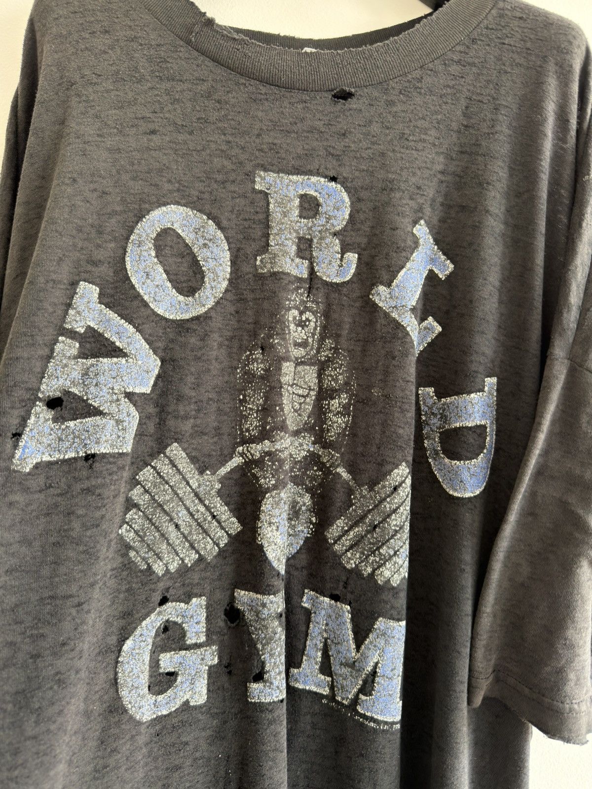 Vintage *RARE* 1990s WORLD GYM BODYBUILDING HARDCORE THRASHED TEE Size US XXL / EU 58 / 5 - 3 Thumbnail
