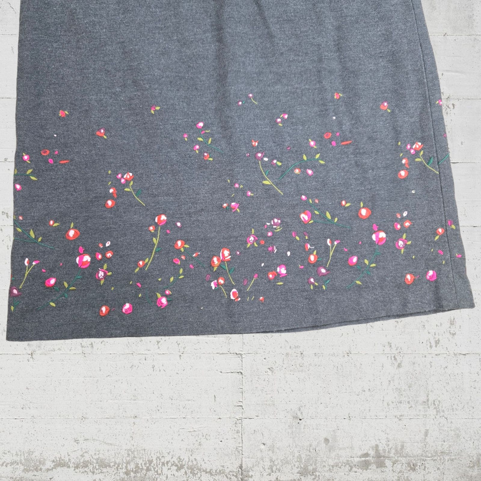 Tommy Hilfiger Y2K Gray Floral Embroidered Maxi Skirt Size 8 Size 30" / US 8 / IT 44 - 4 Thumbnail