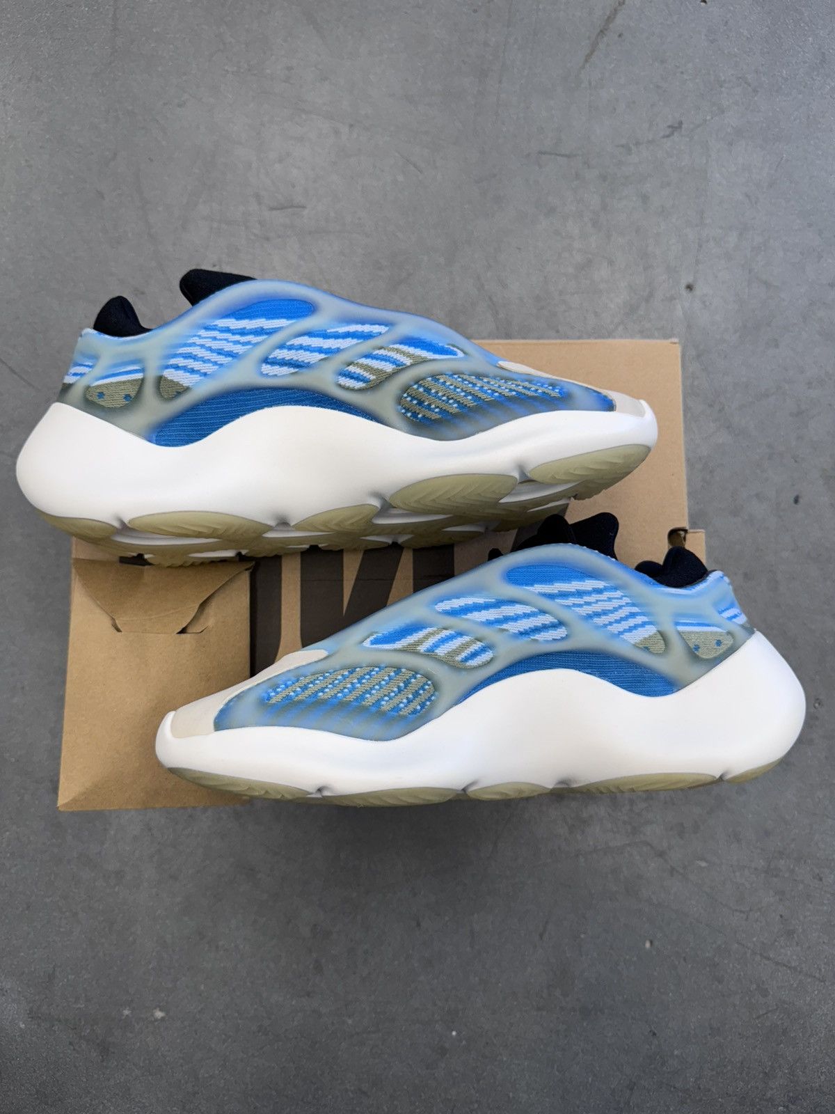 Yeezy 2020 Adidas Yeezy 700 V3 Arzareth Size US 8 / EU 41 - 2 Thumbnail