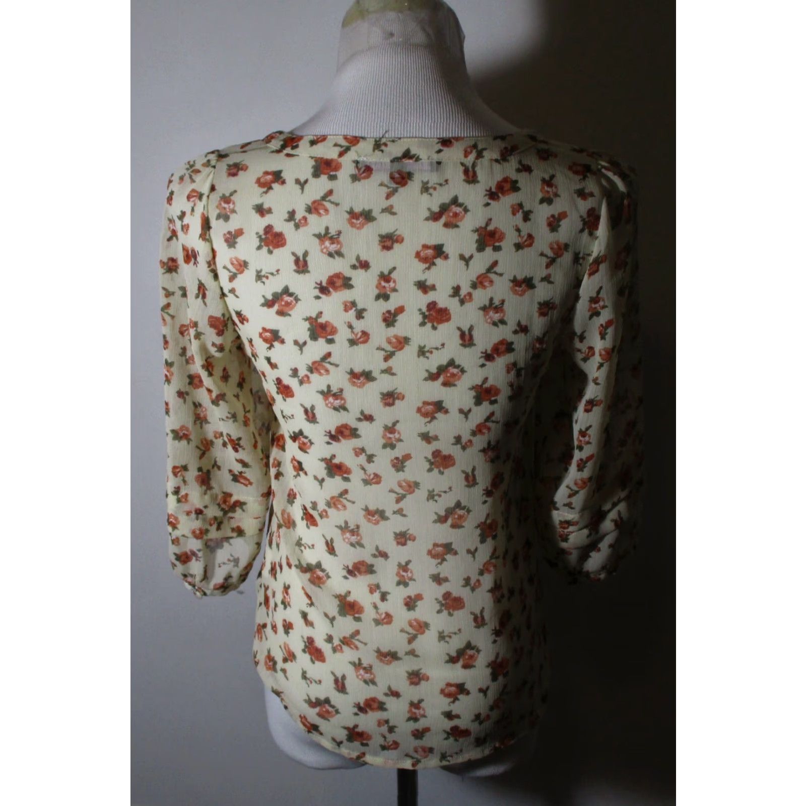 Vintage VINTAGE Elana Solano Beige Floral 3/4 Sleeve Top S Woman Blouse Knit Polyester Size S Waist Length 3/4 Sleeve Floral Mens? Size S / US 4 / IT 40 - 5 Thumbnail