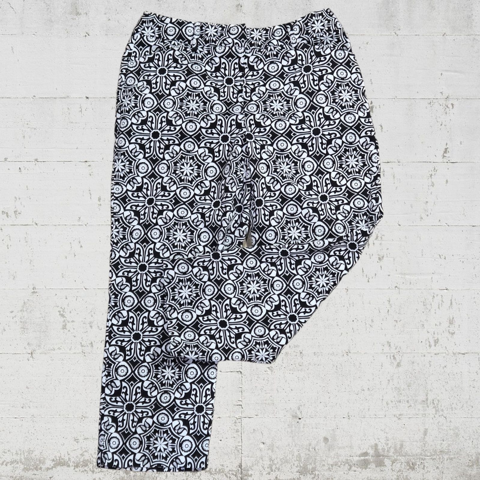 Other Y2K Black White Medallion Capri Pants Size 8 Petites Size 29" - 2 Thumbnail