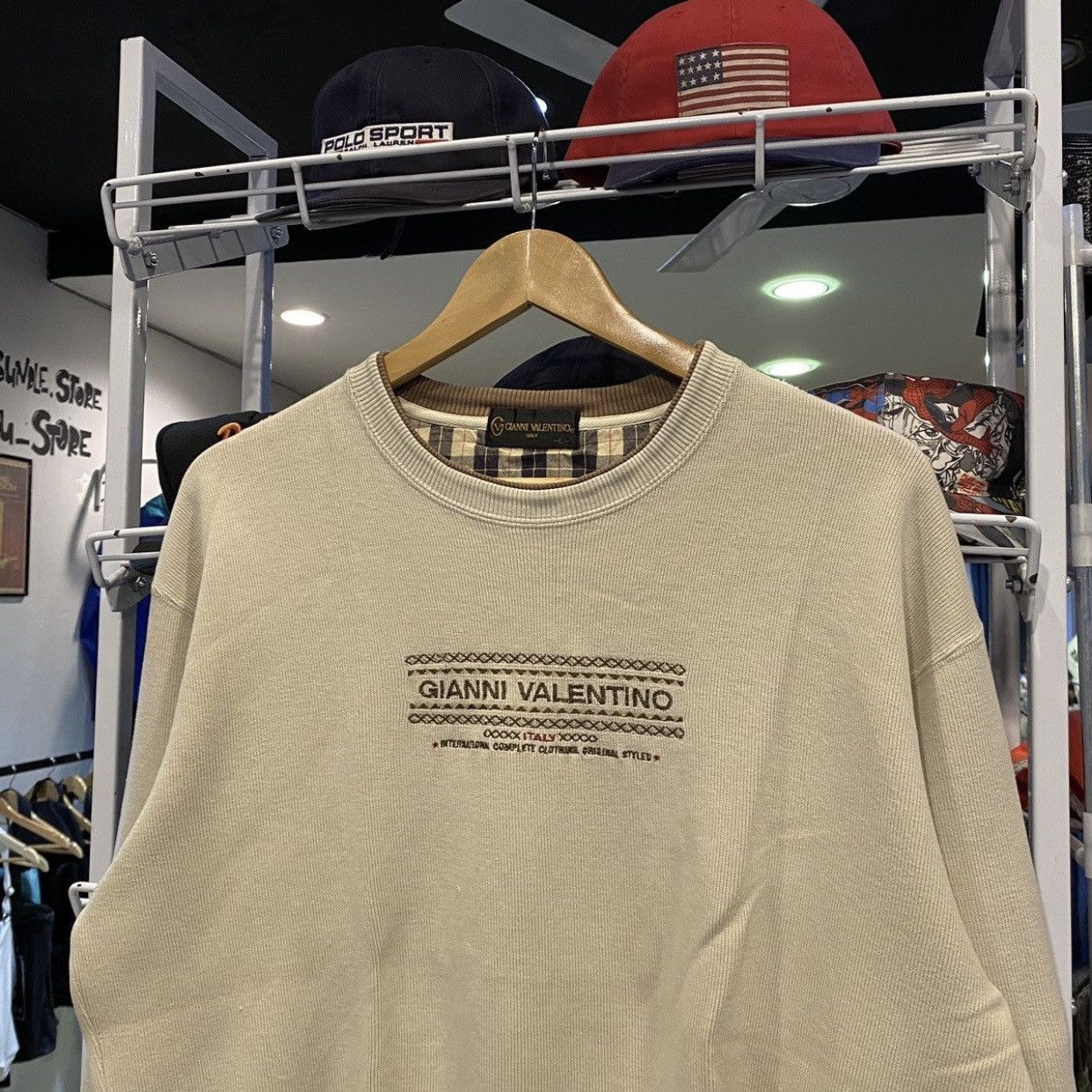 Gianni Valentino Vintage 90s Designer Gianni Valentino Embroided Sweatshirt Size US L / EU 52-54 / 3 - 3 Thumbnail