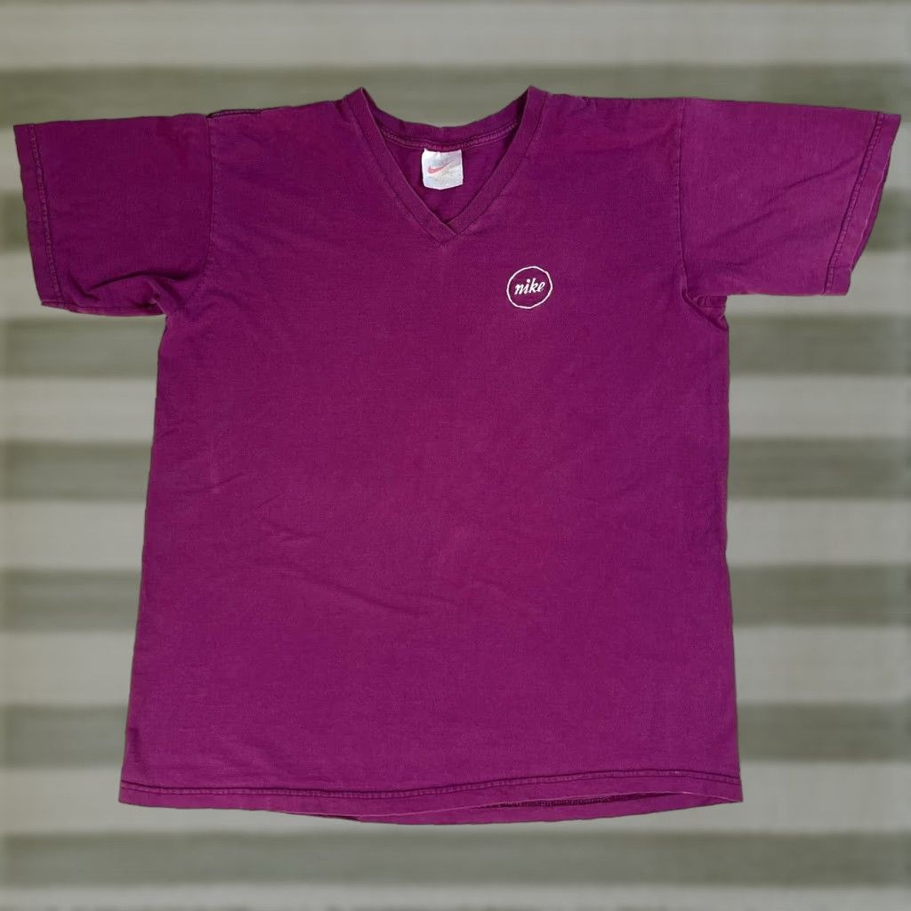Nike VINTAGE Nike Men’s 90s V-Neck T-Shirt Embroidered Logo Sz L Magenta Nike Shirt Mens 90s T-Shirt Embroidered Logo Size US L / EU 52-54 / 3 - 1 Thumbnail