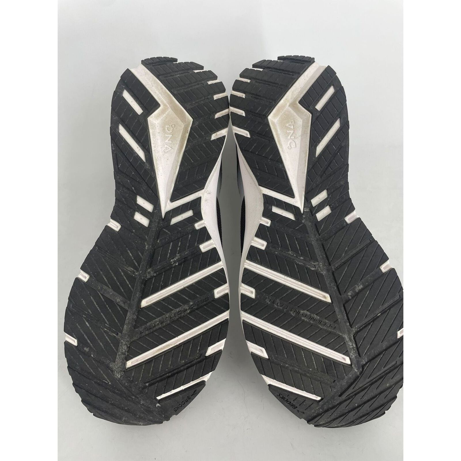 BROOK MENS REVEL 4 CUSHION RUNNING SHOES BLACK/WHITE SIZE 10