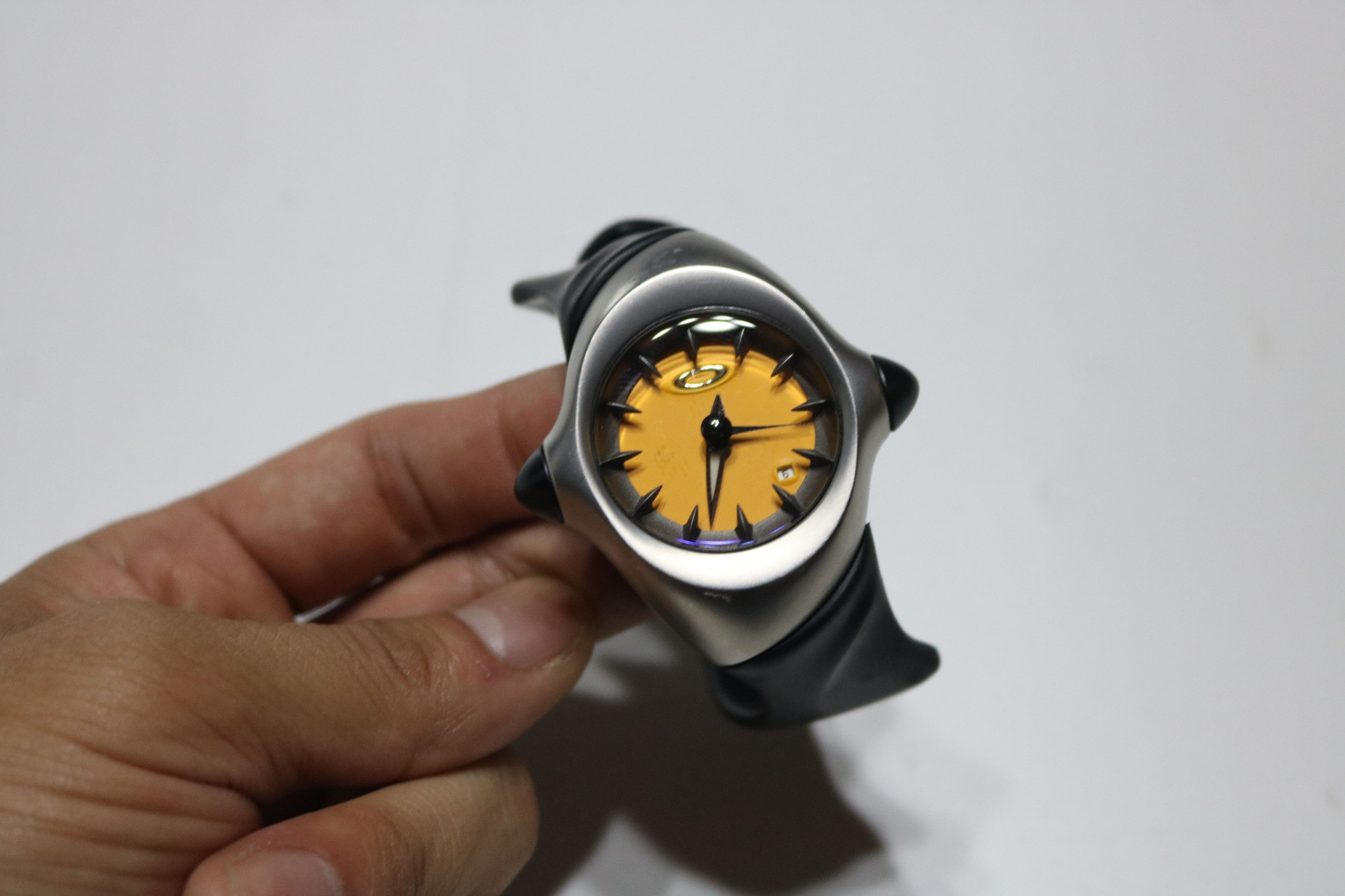 Oakley 2001 OAKLEY Crush 1.0 Stainless Steel / Yellow Dial Size ONE SIZE - 2 Thumbnail