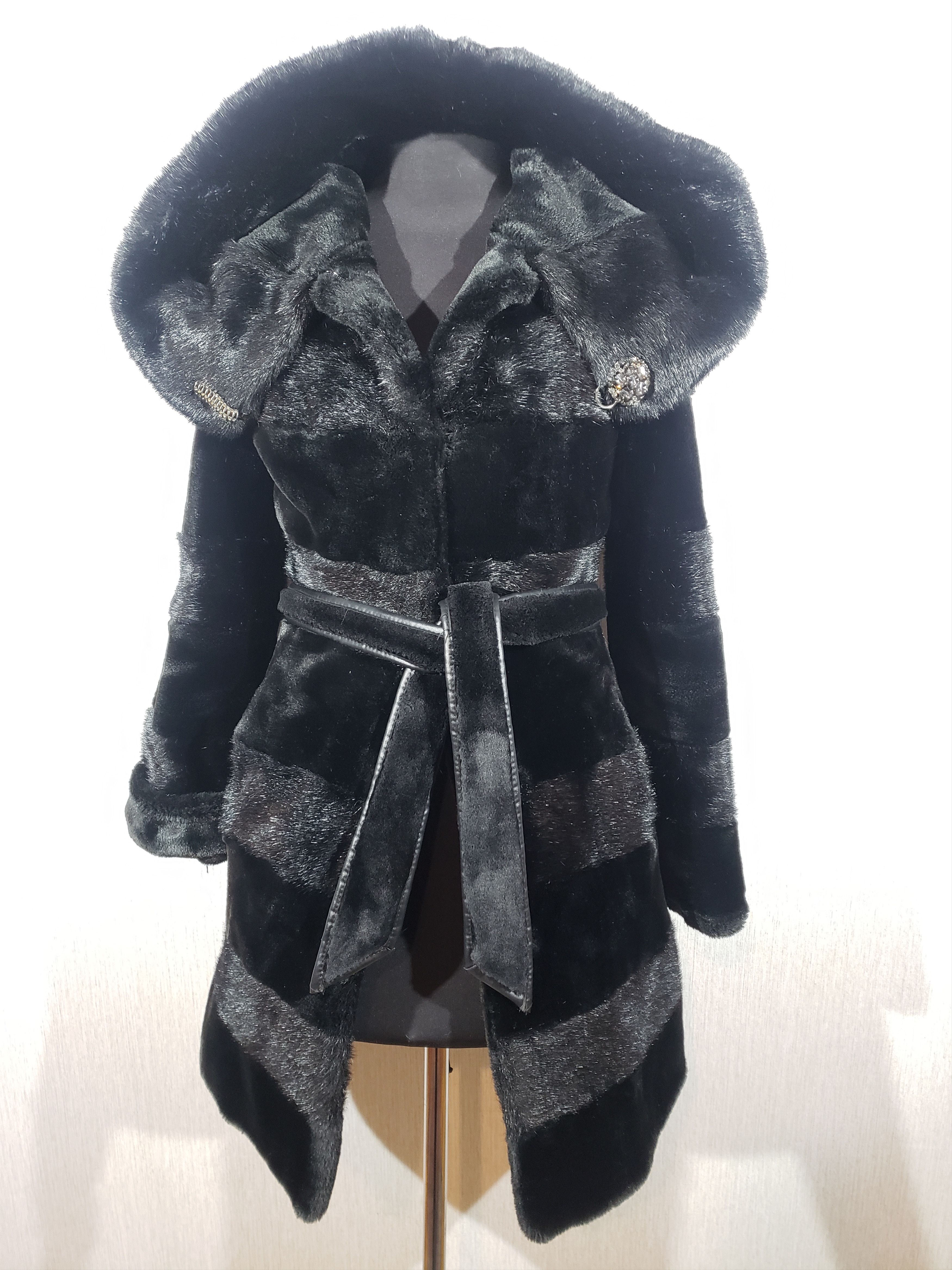Other Women's fur coat made of warm, reliable faux fur. Size S / US 4 / IT 40 - 1 Thumbnail