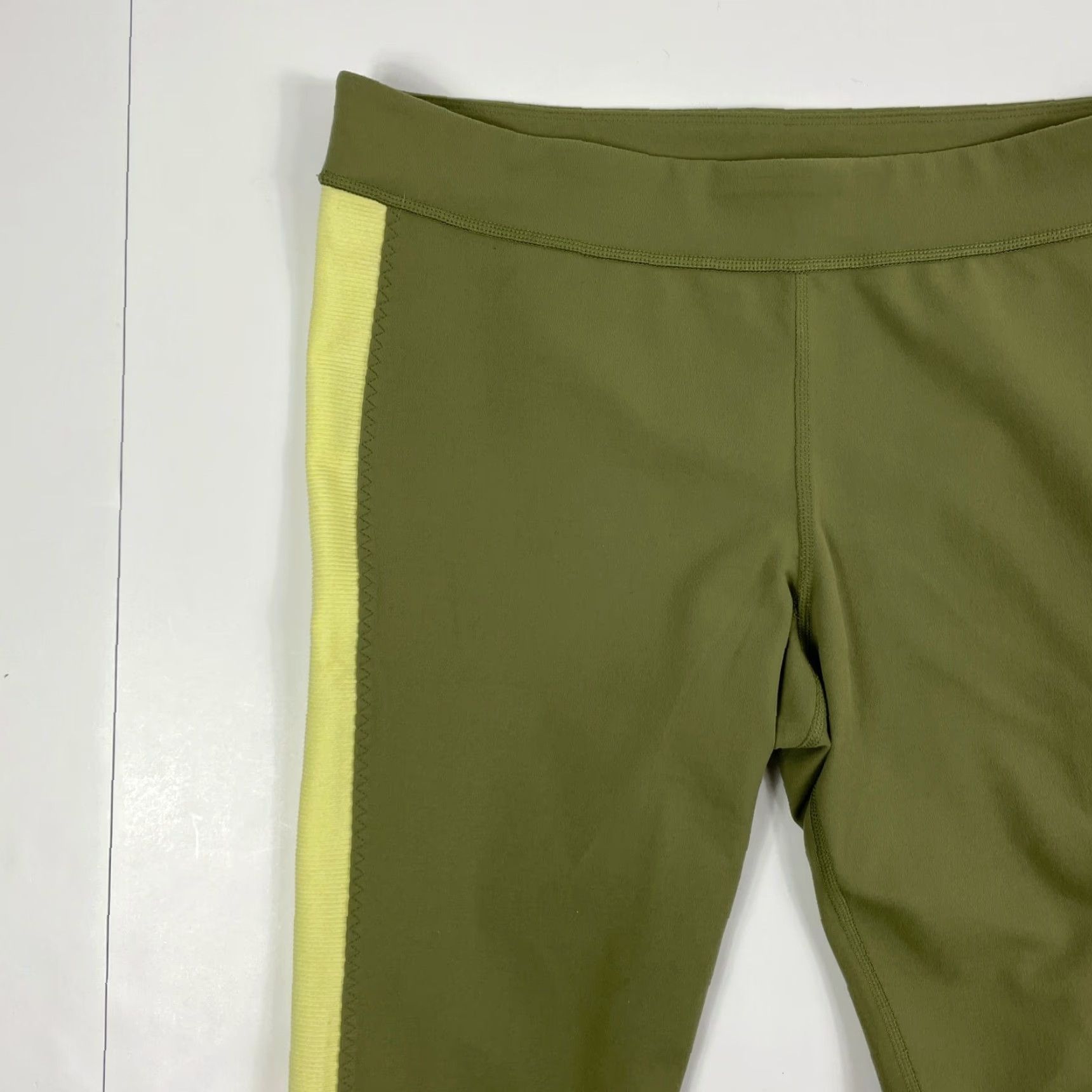 Under Armour Under Armour Leggings Women's Large All Season Cropped Fitted Yoga Gym Green Size 36" / US 14 / IT 50 - 2 Thumbnail