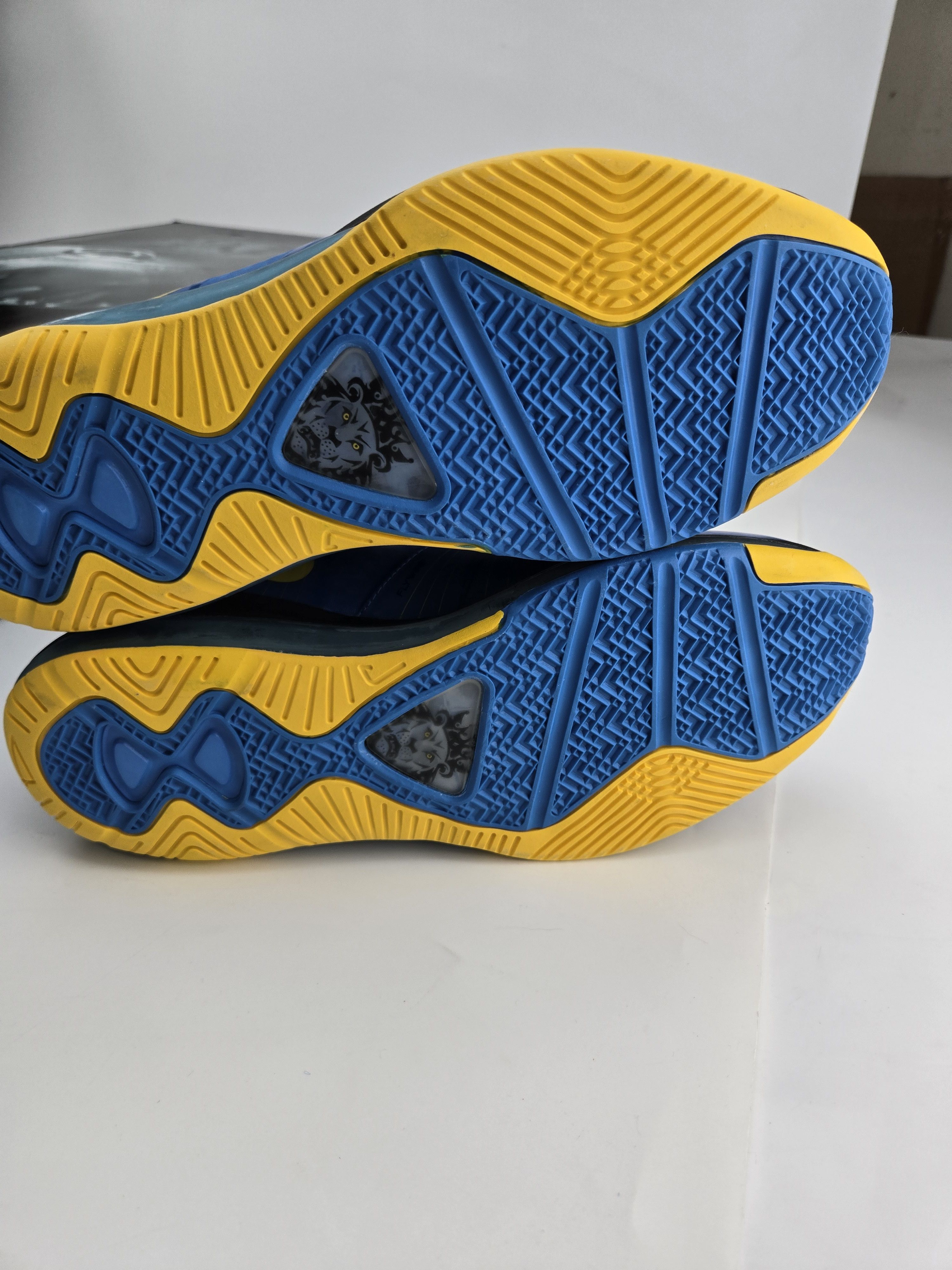 Nike Lebron 8 V/2 Entourage DS Size US 9.5 / EU 42-43 - 5 Thumbnail