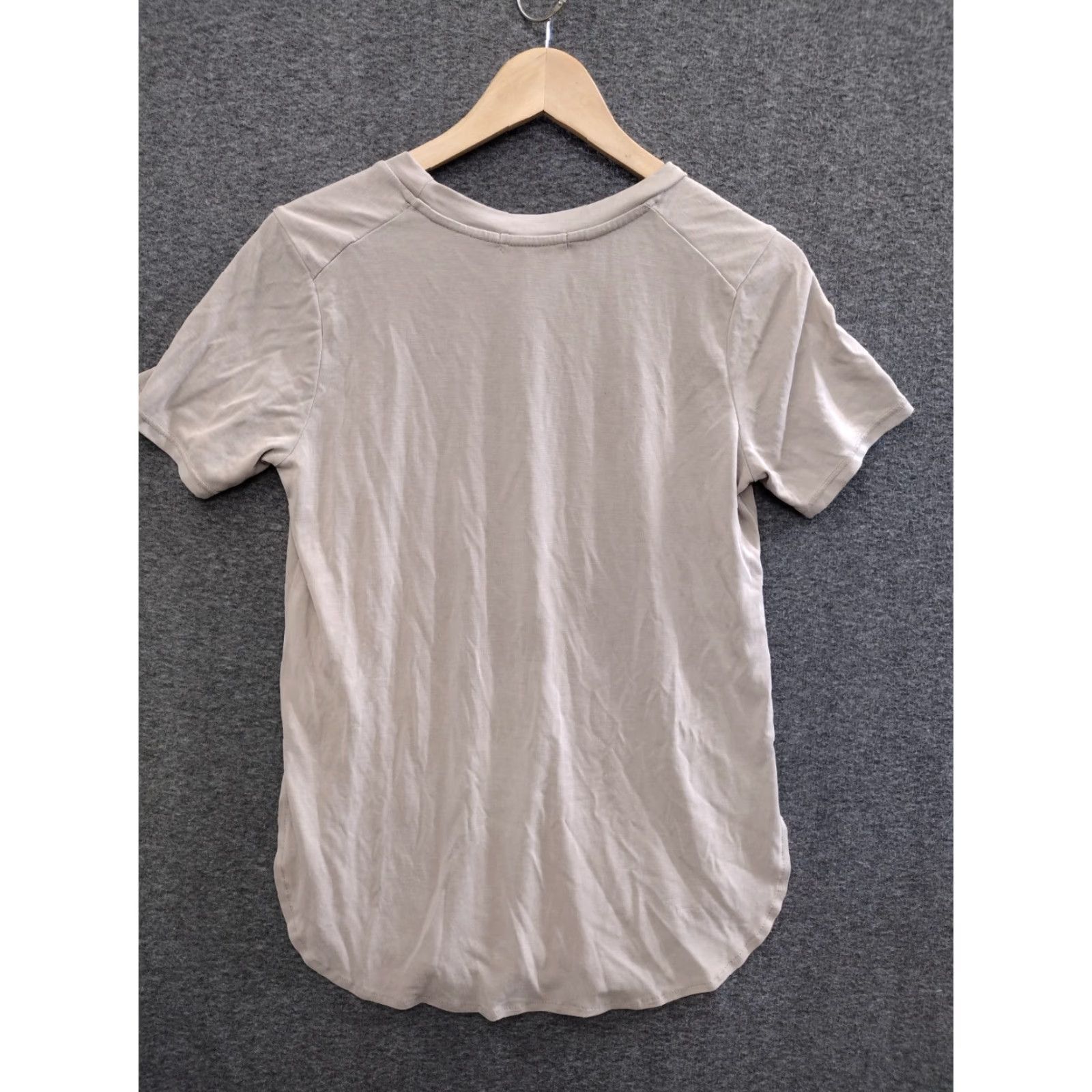 Forever 21 FOREVER 21 Tunic T-Shirt Short Sleeve Round Neck Tan Light Brown Solid Dolphin Hem Relaxed Fit Classic (S) Womens Size S / US 4 / IT 40 - 2 Thumbnail