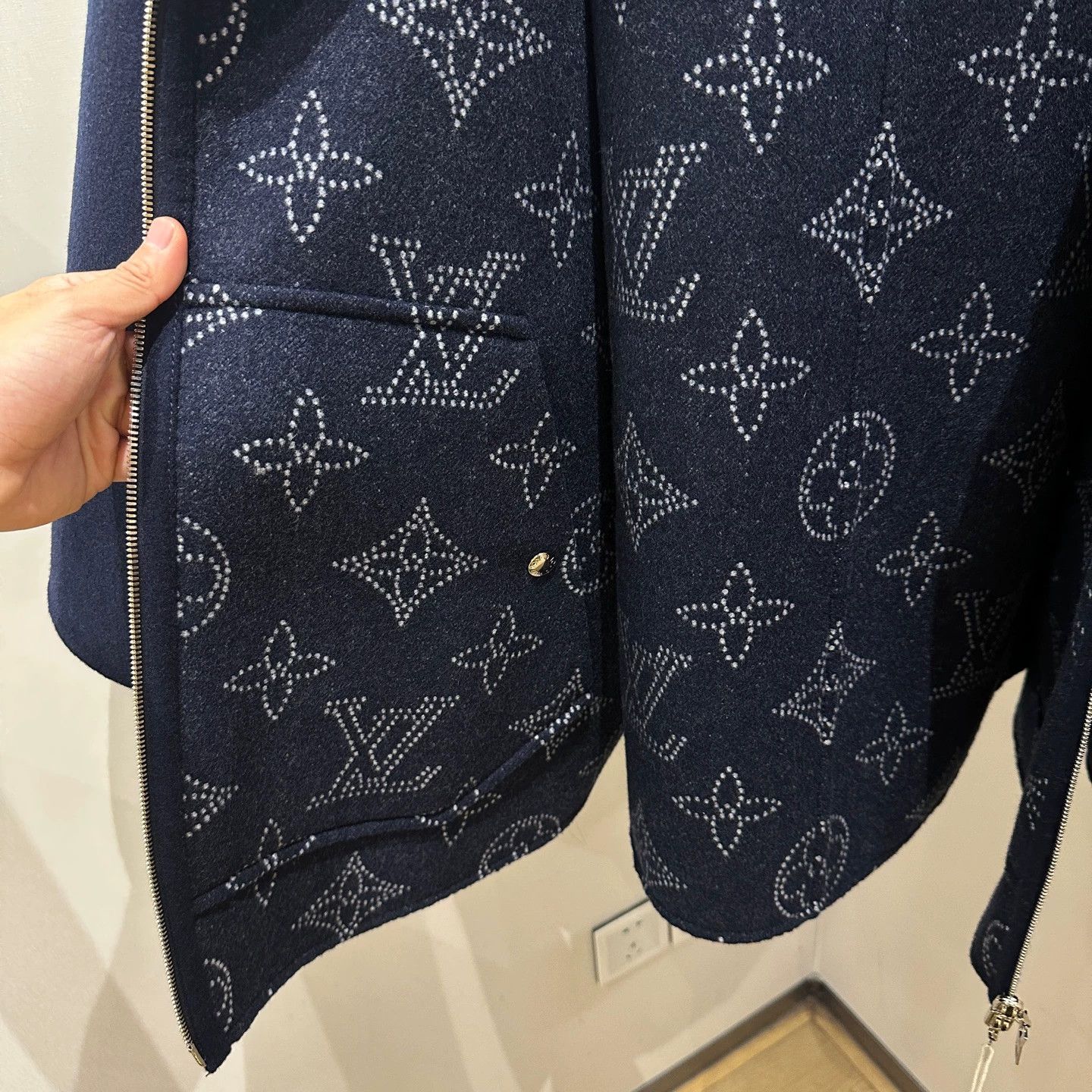 Louis Vuitton Louis Vuitton Monogram Double-Zip Cape Coat TU Wool Size ONE SIZE - 6 Thumbnail