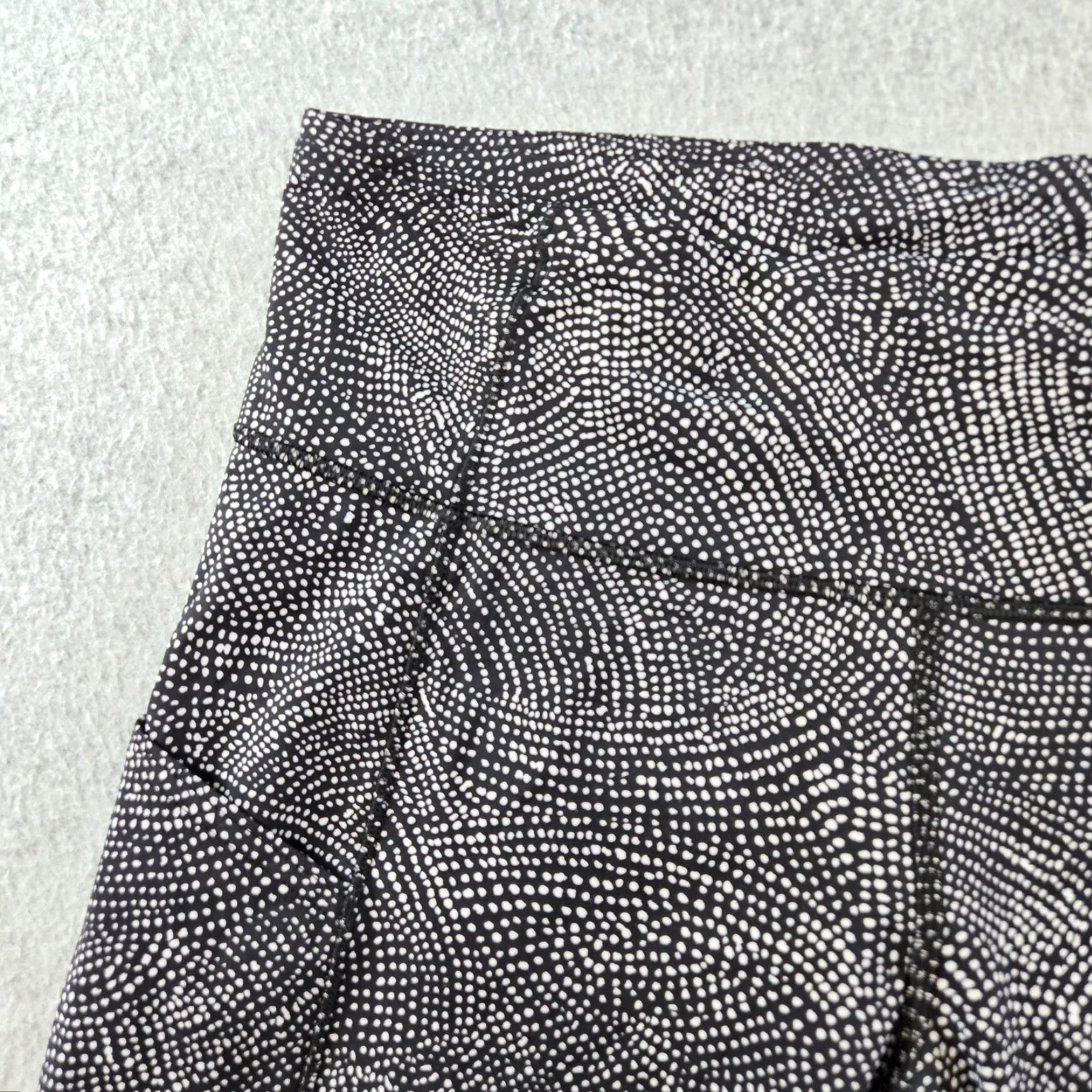 Lululemon Lululemon Leggings Womens 10 Black Cropped Polka Dot Pockets Yoga Athletic Size 32" / US 10 / IT 46 - 2 Thumbnail